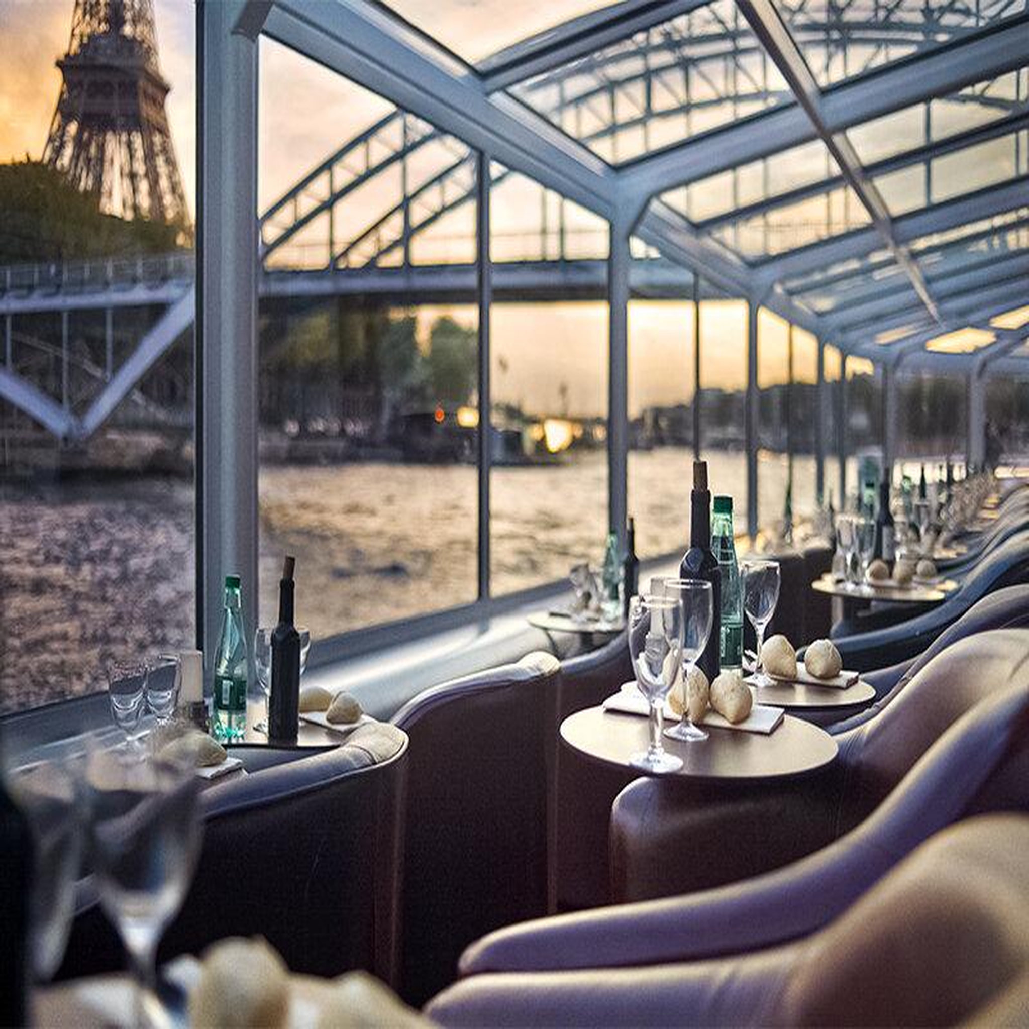 Voir la diapositive 2 : Smartbox Croisière gourmande d'1h45 sur la Seine avec dîner Menu 3 plats sur le Paris en Scène - Coffret Cadeau Gastronomie