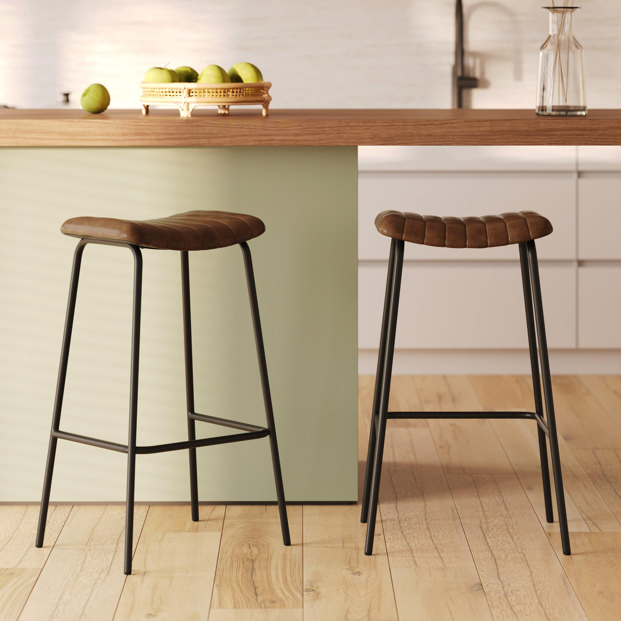 Voir la diapositive 2 : MAISON PAVANE Lot de 2 tabourets de bar 77 cm en cuir marron et pieds en métal-lupin
