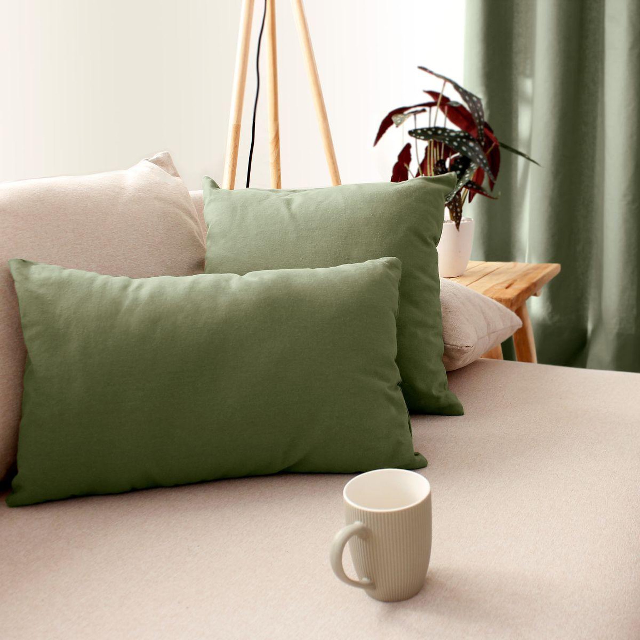 Voir la diapositive 2 : ENJOY HOME Coussin déco uni  panama  30x50cm vert argile