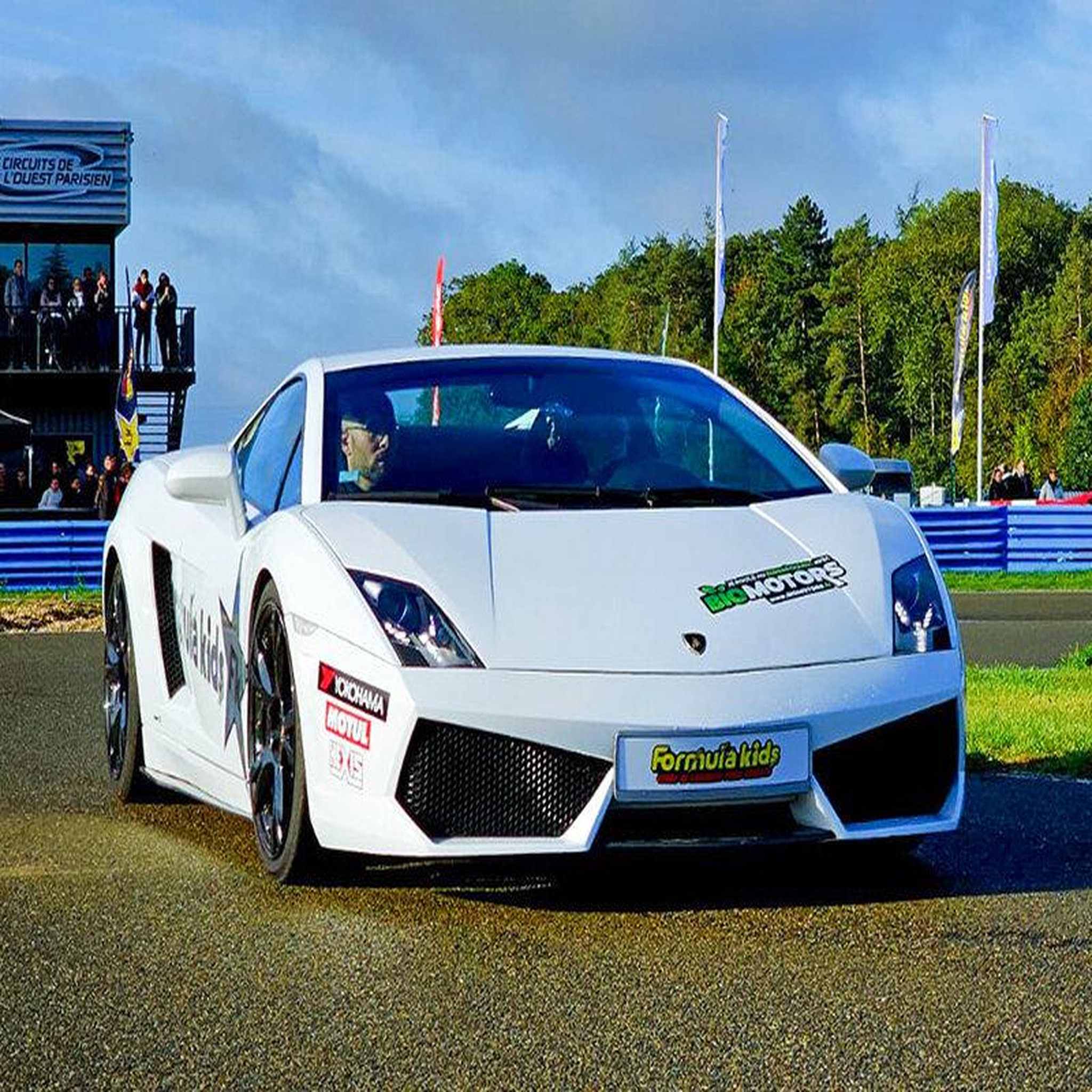 Voir la diapositive 3 : Smartbox Stage pilotage enfant : 4 tours de circuit au volant d'une Ferrari et d'une Lamborghini - Coffret Cadeau Sport & Aventure