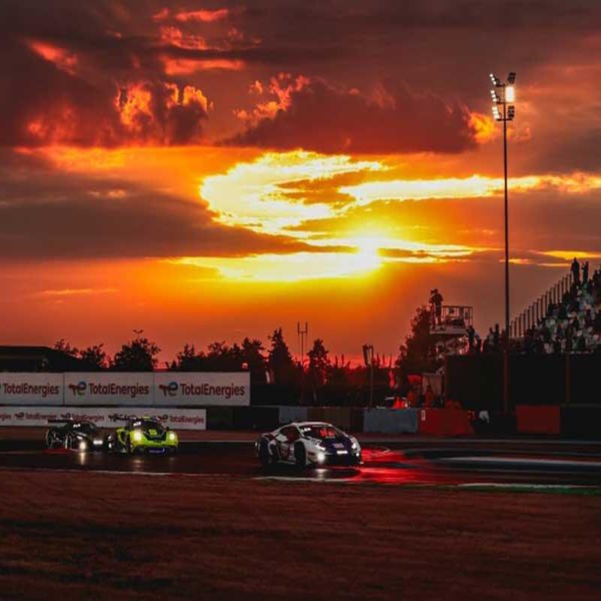 Voir la diapositive 3 : Smartbox Immersion vip au gt world challenge europe 2026 à magny-cours pour 2 passionnés - coffret cadeau multi-thèmes