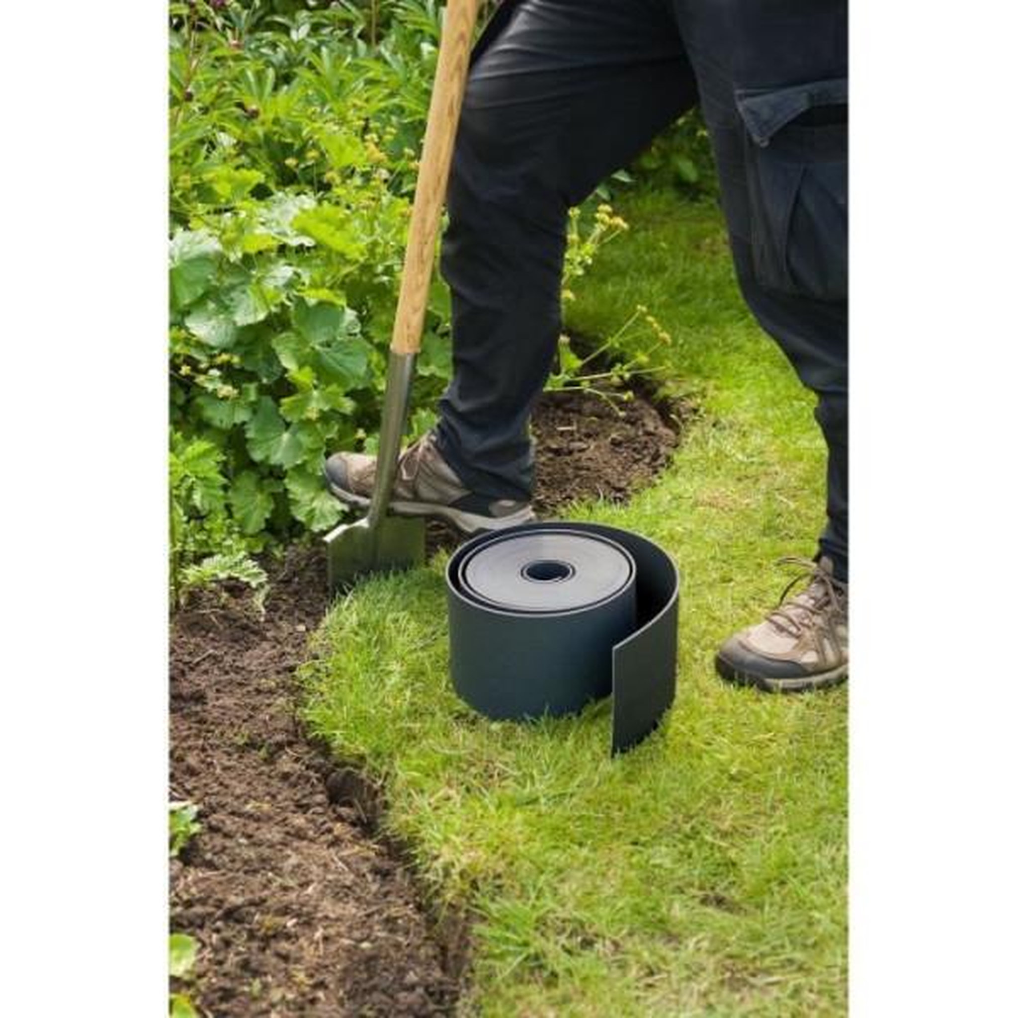 Voir la diapositive 4 : NATURE Bordure de jardin - NATURE - Noir - PE recyclé, épaisseur 3 mm - H7,5 cm x 10m - 10 Ancres noires - H19,5x 1,9x 1,8cm