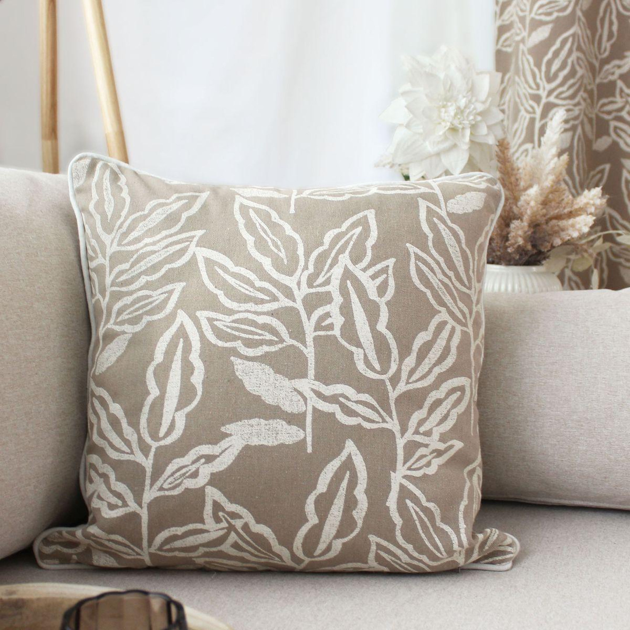 Voir la diapositive 3 : ENJOY HOME Coussin déco à motifs  lodge  40x40cm naturel