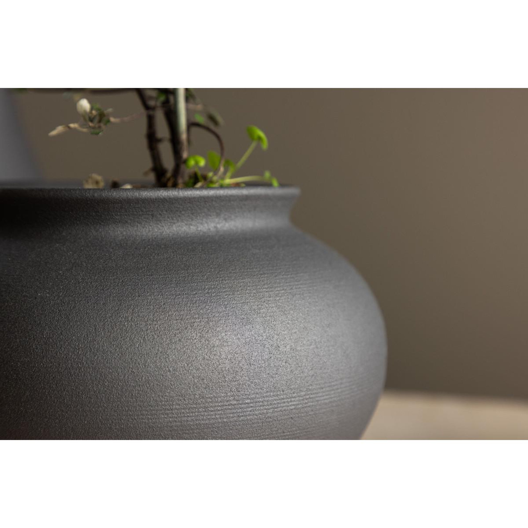 Voir la diapositive 3 : Paris Prix Vase design  rellis  18cm noir