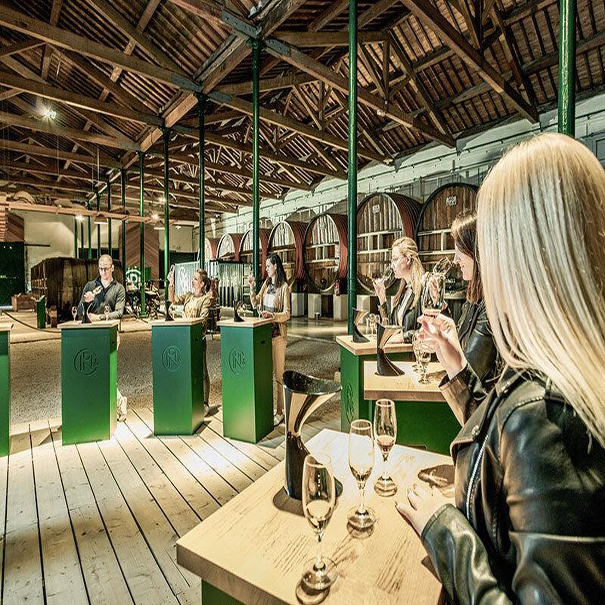 Voir la diapositive 2 : Smartbox Visite et dégustation autour du vermouth français avec la maison bacardi - coffret cadeau gastronomie