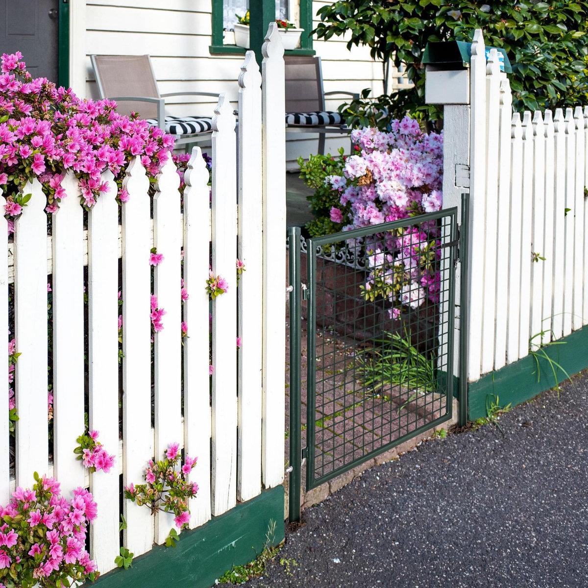 OUTSUNNY Portillon grillagé dim. 97L x 150H cm - gâche réversible, serrure encastrée, 3 clés - acier vert