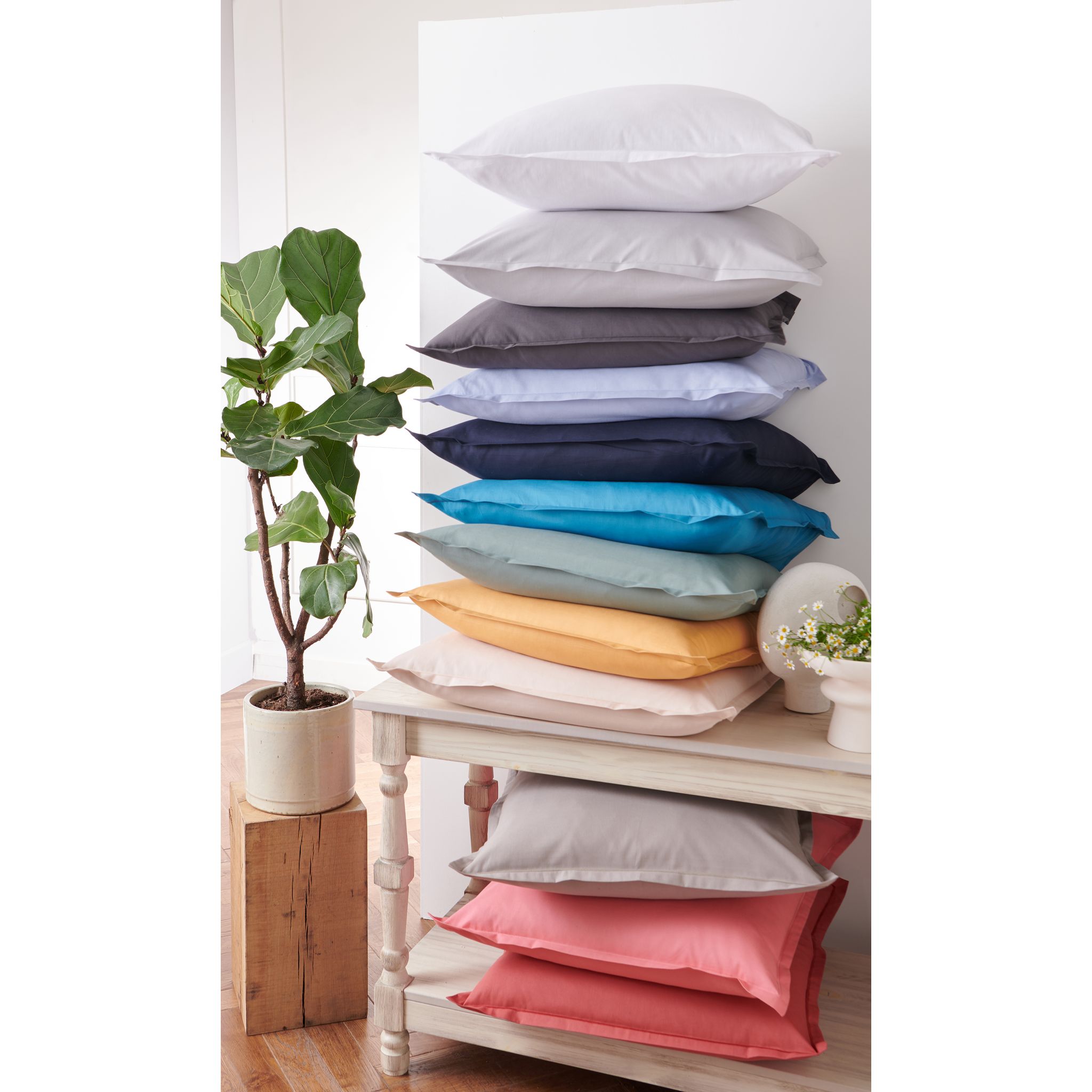 ACTUEL Taie d'oreiller unie en coton 57 fils - collection permanente. Coloris disponibles : Gris, Rose, Bleu, Vert, Blanc, Taupe, Jaune, Beige, Rouge