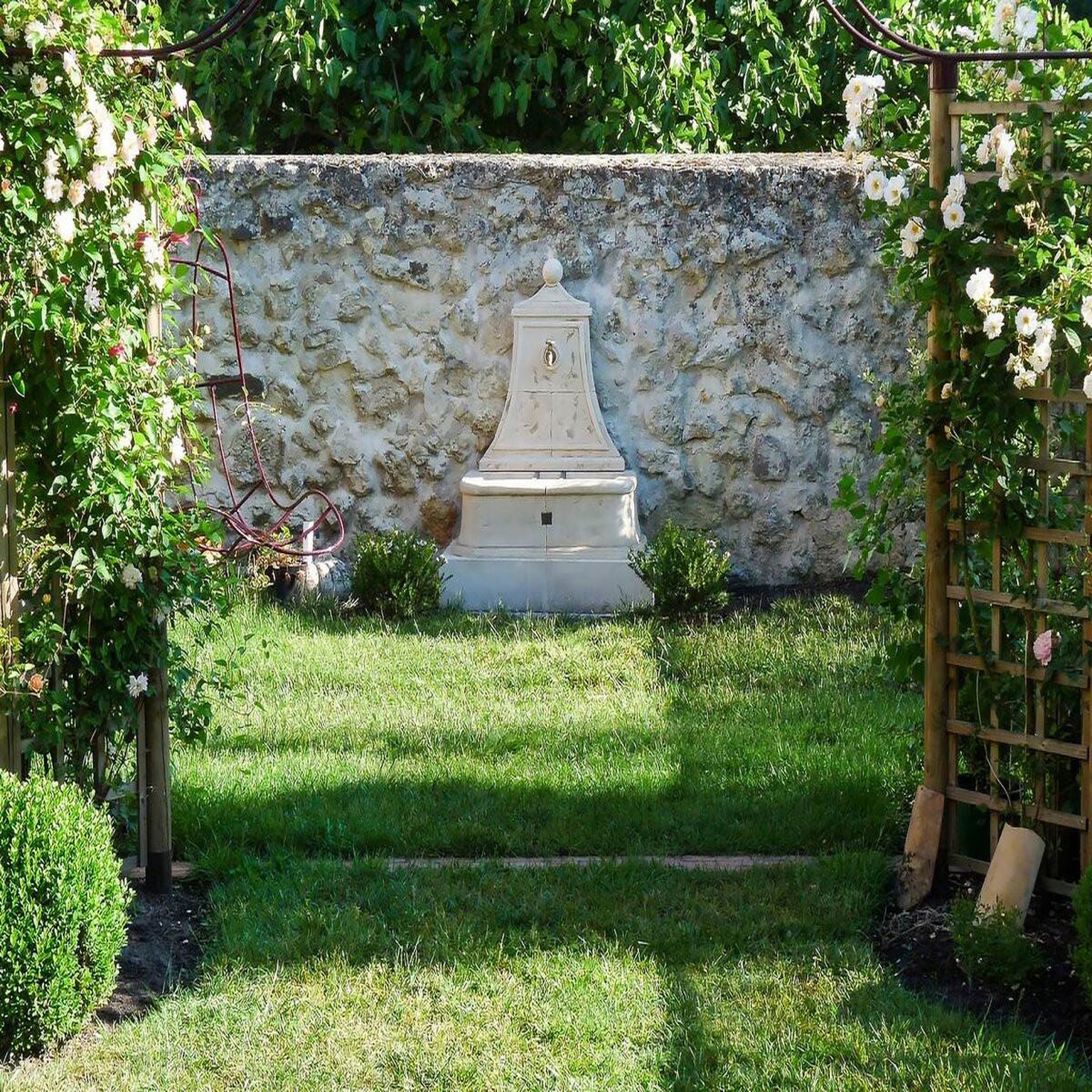 Voir la diapositive 2 : Habitat et Jardin Fontaine   baccarat  - pierre reconstituée  - 86 x 51 x 111 cm