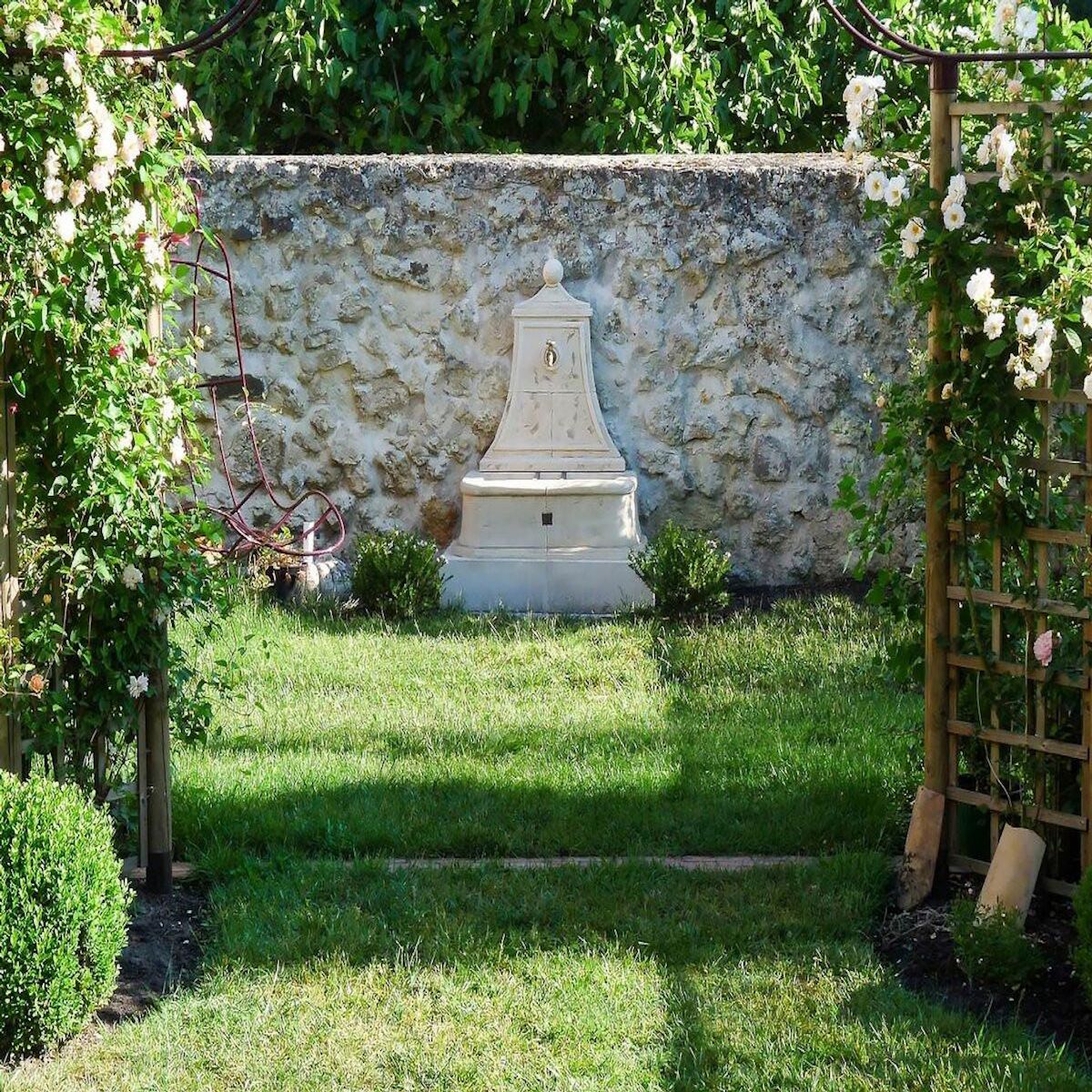 Habitat et Jardin Fontaine   Baccarat  - Pierre reconstituée  - 86 x 51 x 111 cm