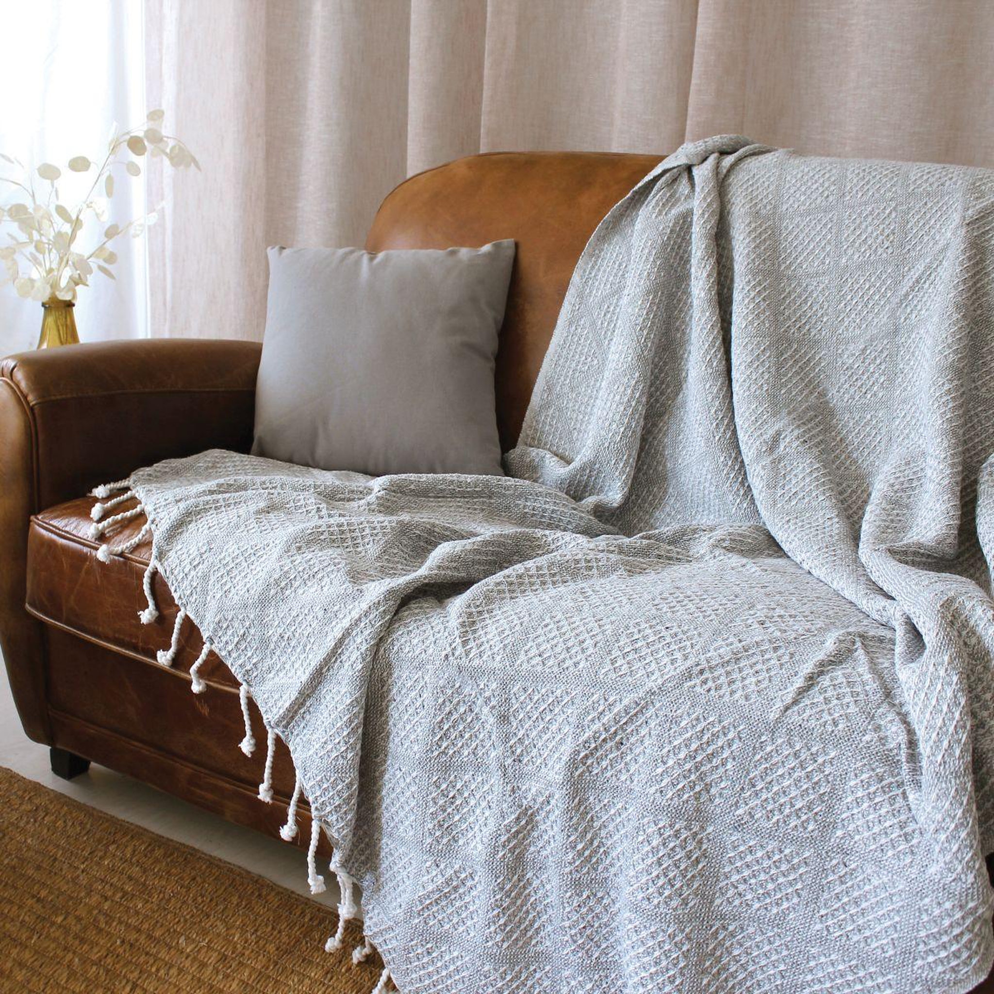 Voir la diapositive 3 : ENJOY HOME Plaid à franges en coton  dune  130x160cm gris clair