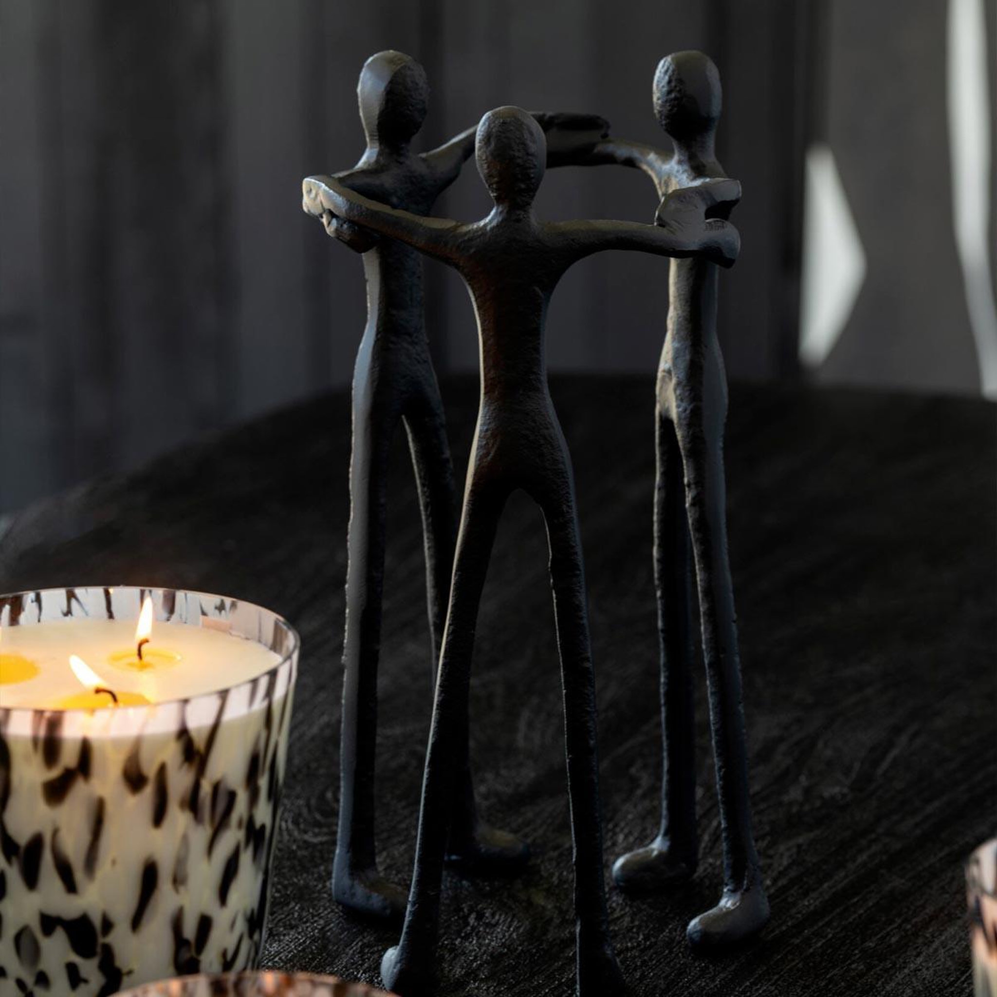 Voir la diapositive 2 : J-LINE Statue déco  3 personnes en cercle  36cm noir
