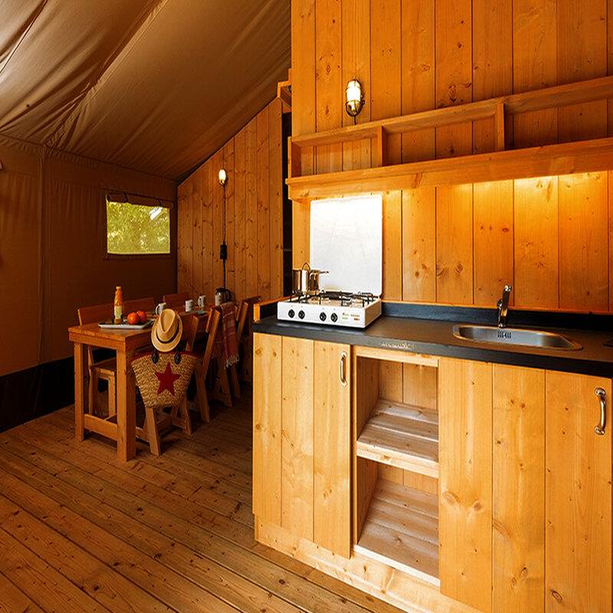 Voir la diapositive 2 : Smartbox 3 jours en famille en lodge dans un camping 4* avec dîners - coffret cadeau séjour