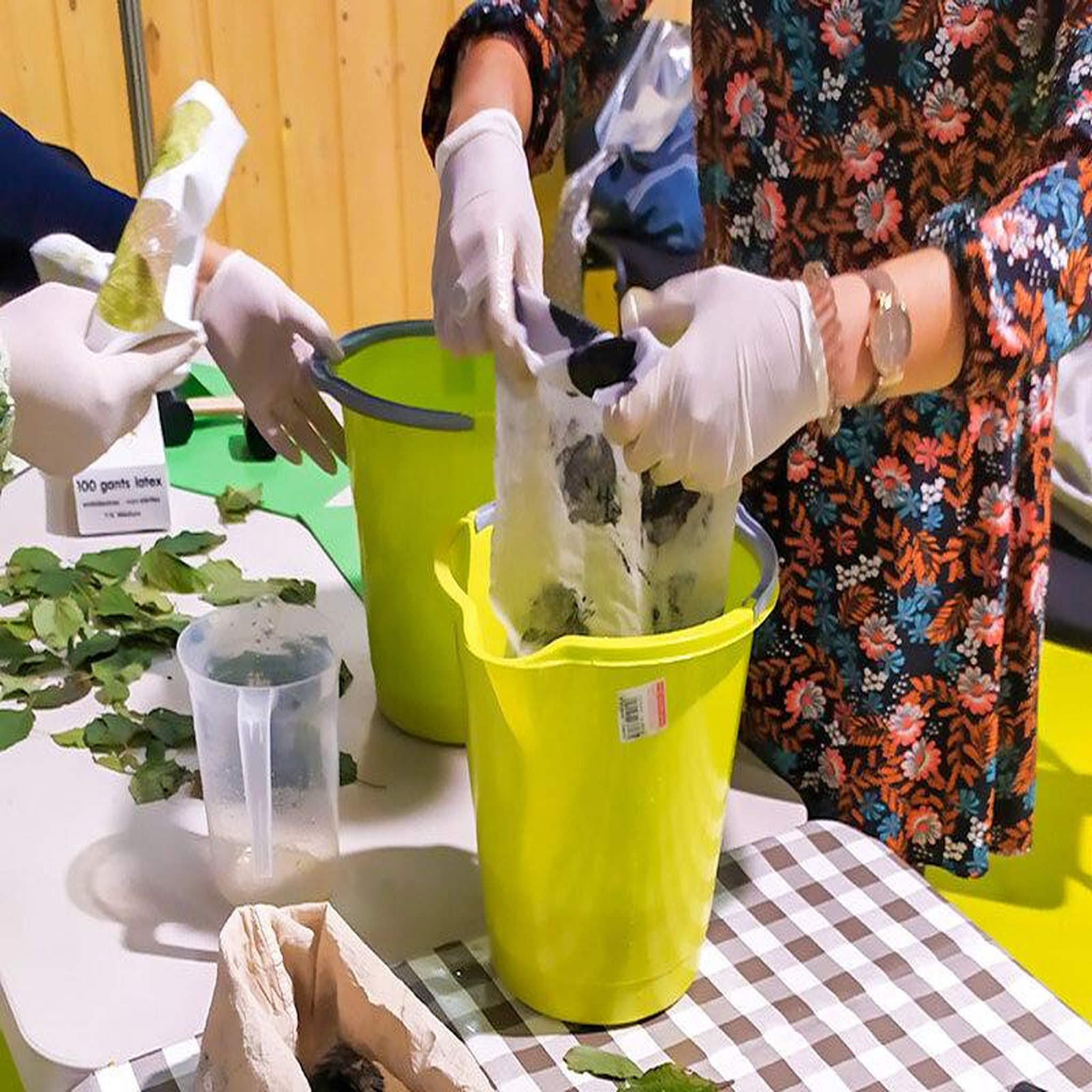 Voir la diapositive 4 : Smartbox Atelier de fabrication de cosmétiques naturels avec récolte des plantes - coffret cadeau sport & aventure