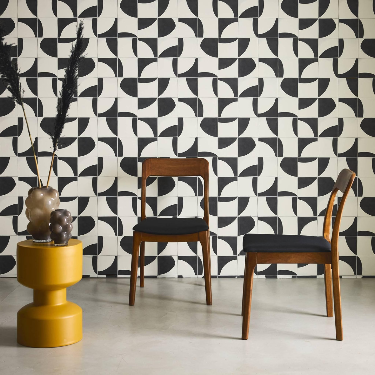 SWEEEK Chaise vintage en bois d'hévéa teinte noyer et tissu noir. L 48 x P 58 x H 81.5cm (Lot de 2)