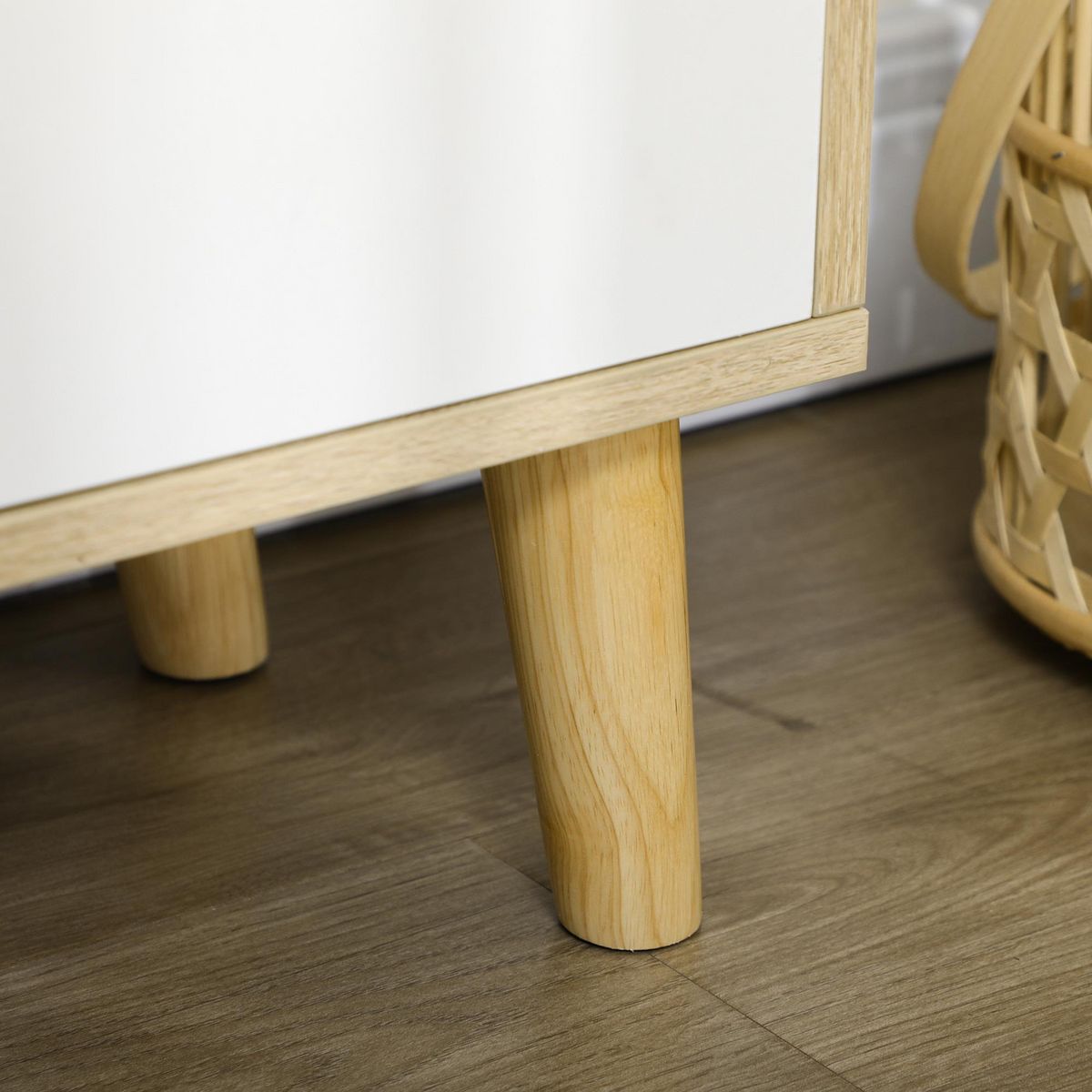 HOMCOM Meuble TV bas sur pied style scandinave 2 portes 2 niches piètement effilé incliné bois panneaux blanc aspect chêne clair