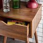 Voir la diapositive 3 : SWEEEK Table de chevet décor bois teinté noyer. 1 tiroir. pieds compas