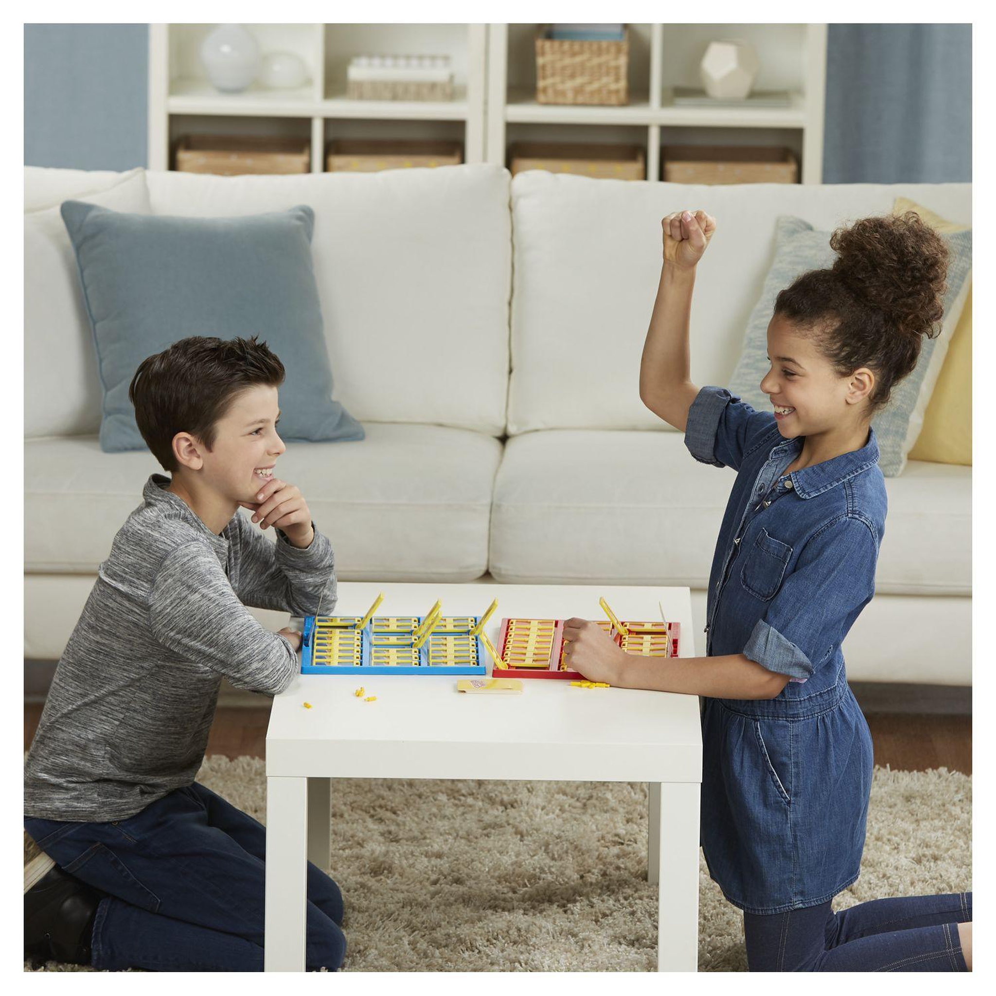 Voir la diapositive 4 : HASBRO Jeu Qui Est-Ce?