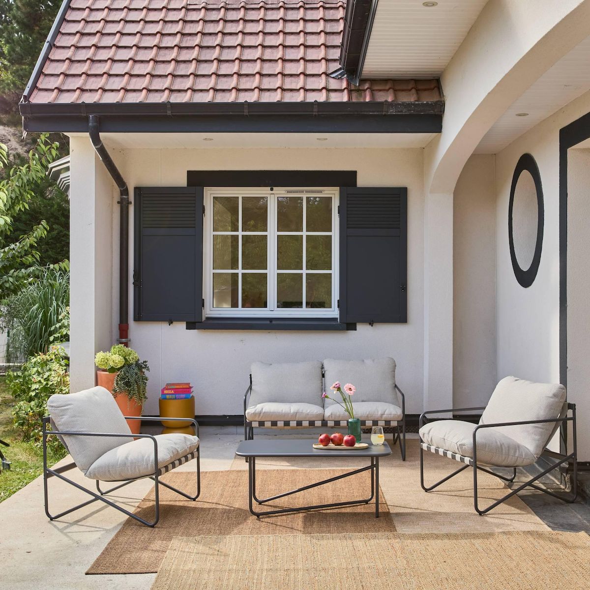 SWEEEK Salon de jardin 4 places avec table en métal, avec dossier et assise maintenus par des sangles