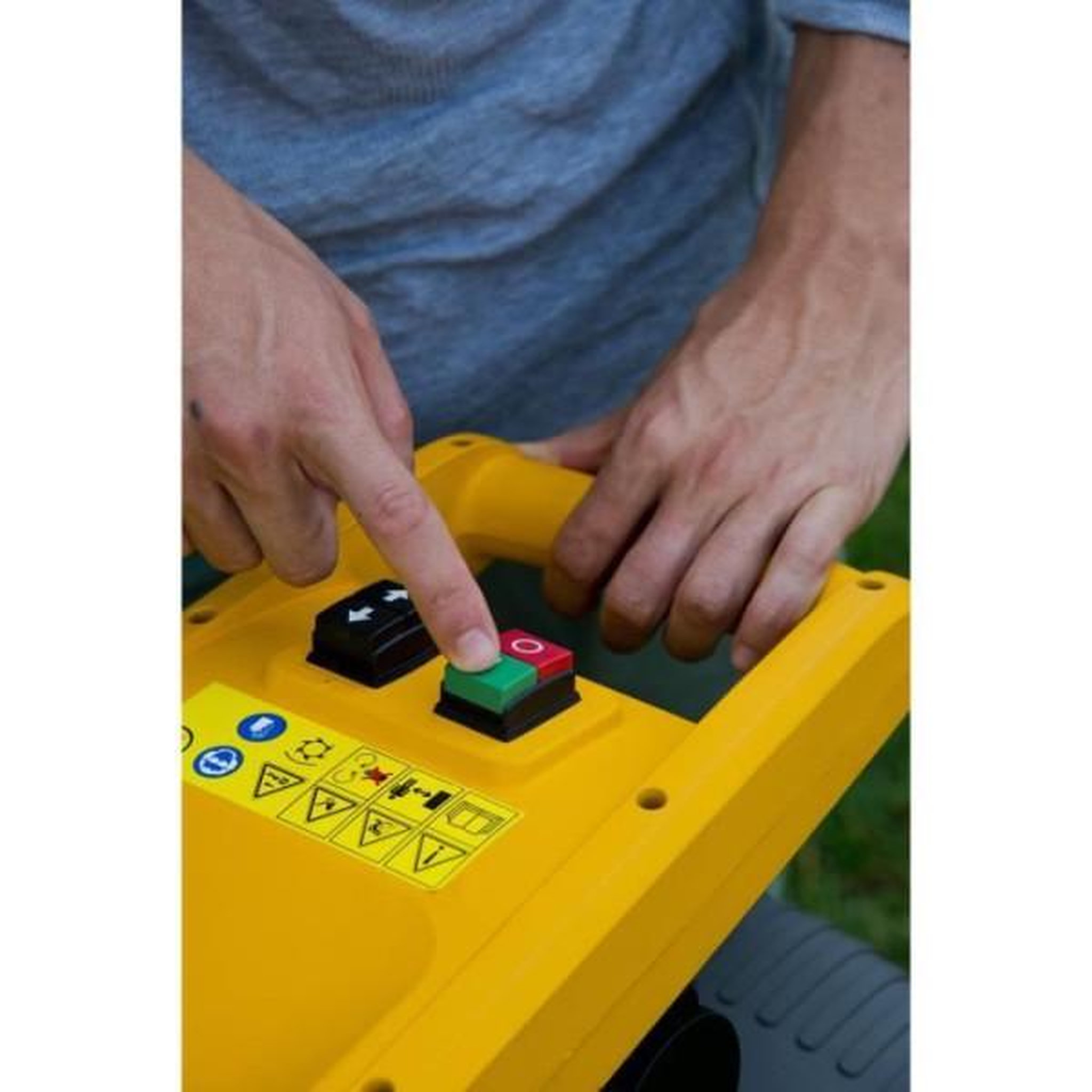 Voir la diapositive 5 : Stiga Broyeur électrique - STIGA - BIO SILENT 2500 - Broyage jusqu'à 40 mm - Rotor à 8 dents - Bac 60 L