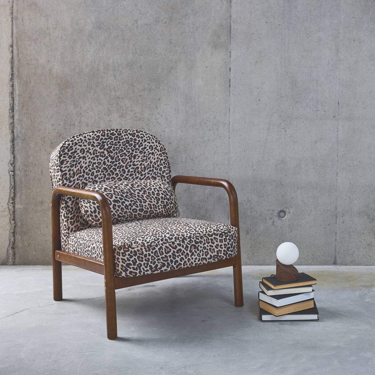 SWEEEK Fauteuil scandinave arrondi bois d'hévéa et imprimé léopard