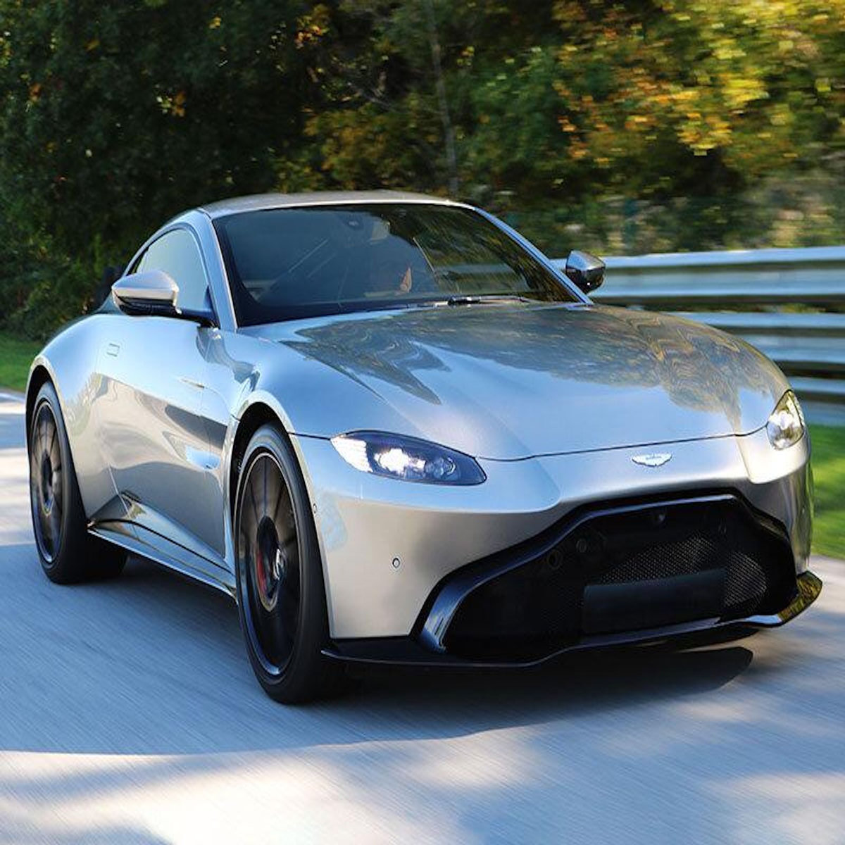 Smartbox Stage de pilotage : 2 tours sur le circuit de Haute Saintonge en Aston-Martin Vantage - Coffret Cadeau Sport & Aventure