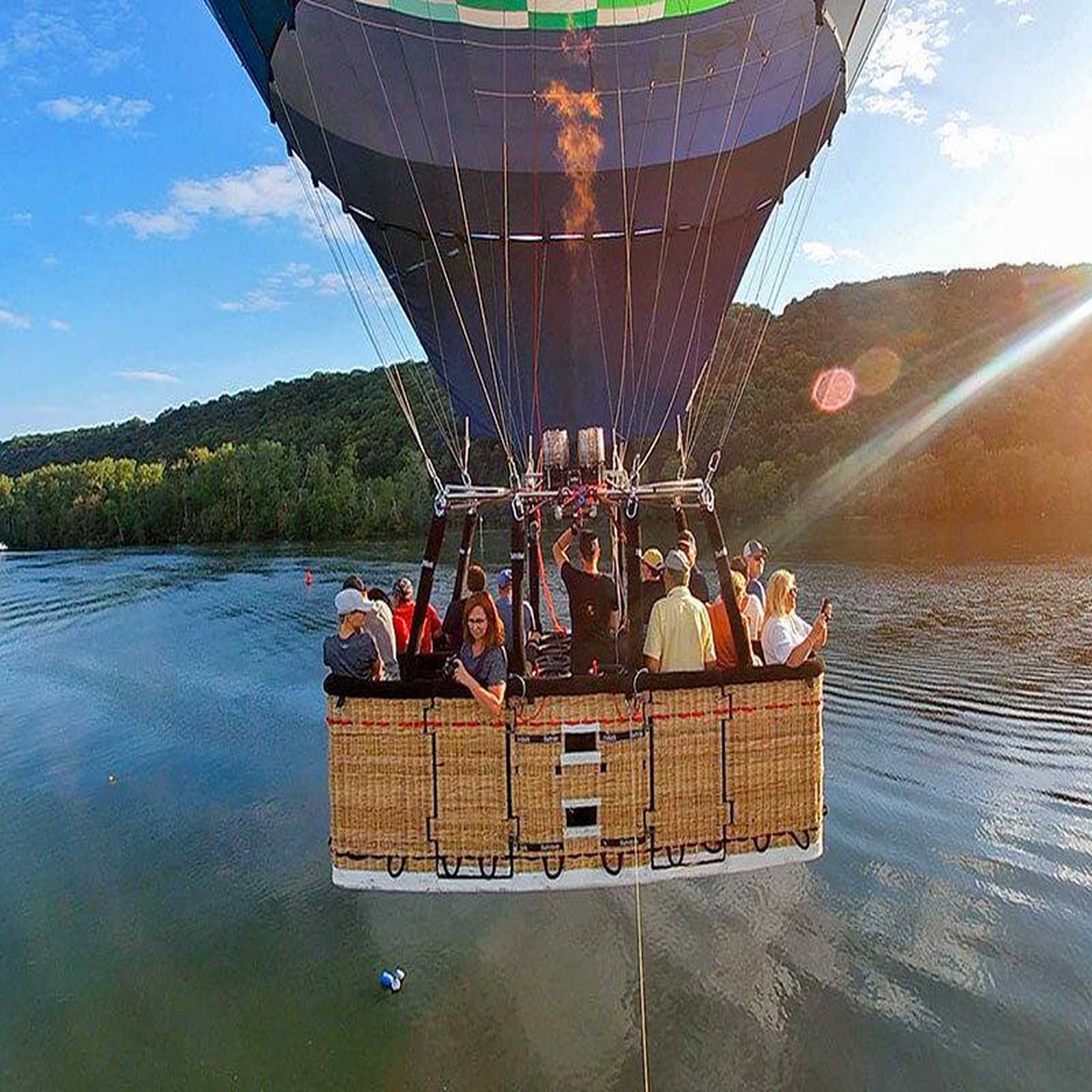 Voir la diapositive 4 : Smartbox Vol en montgolfière pour 2 personnes dans le parc du vexin en semaine - coffret cadeau sport & aventure