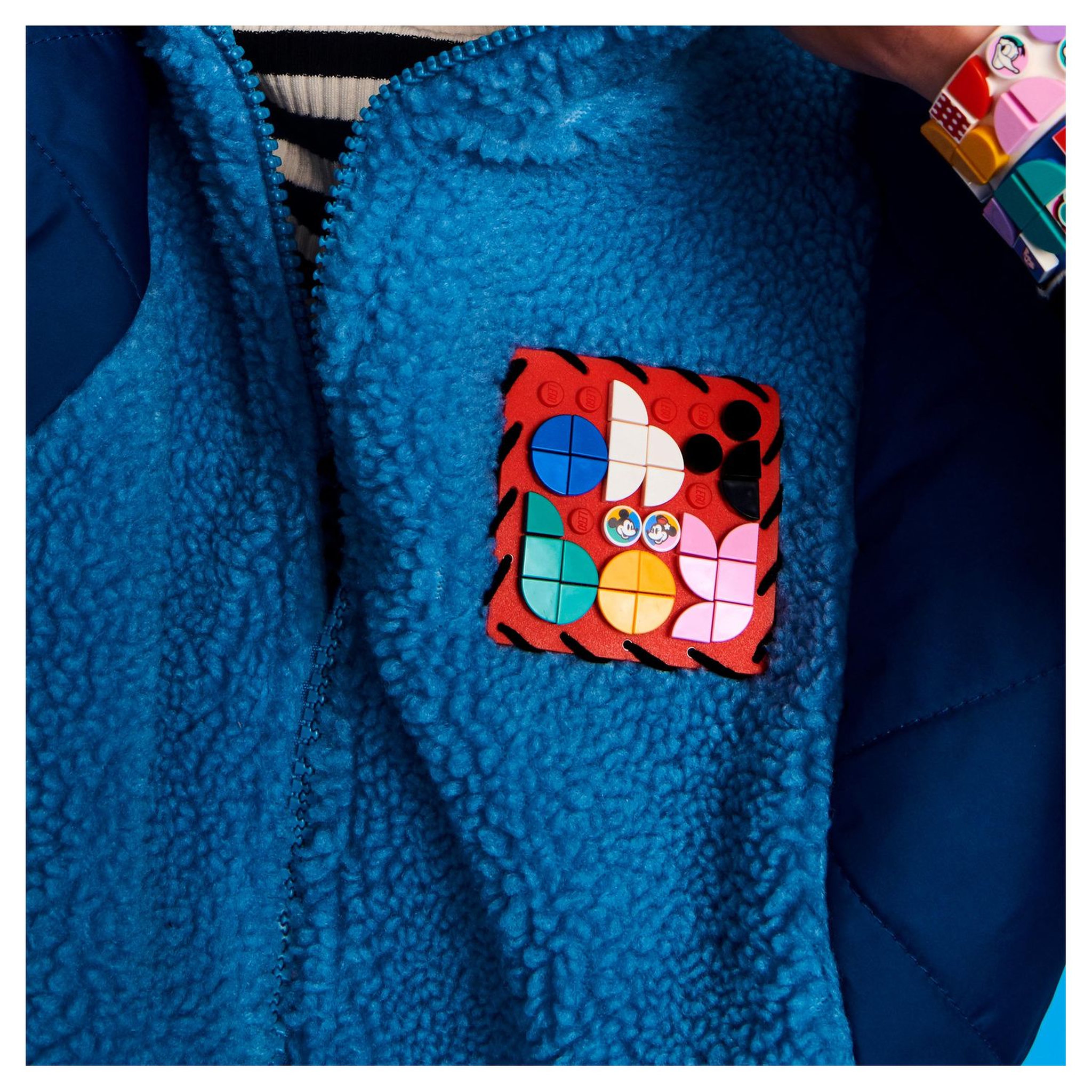 Voir la diapositive 8 : LEGO Dots 41963 Plaque à Coudre Mickey Mouse et Minnie Mouse, Kit de Création de Bijoux Personnalisés, Fabrique à Badge, Décoration Vêtements, Sacs à Dos