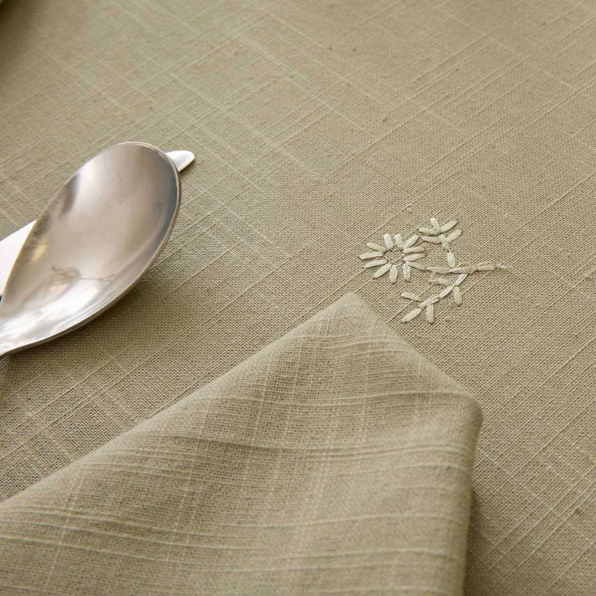 ATMOSPHERA Nappe Brodé en Coton  Joy  150x250cm Kaki