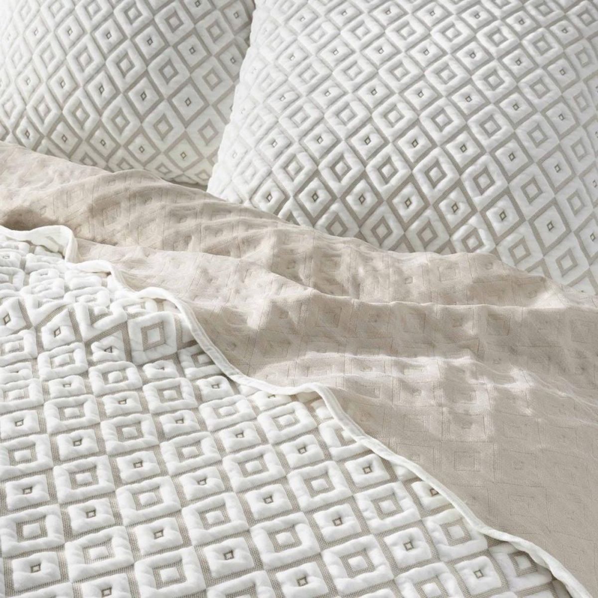 Douceur d'Intérieur Couvre-lit 2 personnes matelassé 220x240 + taies jersey microfibre Joana