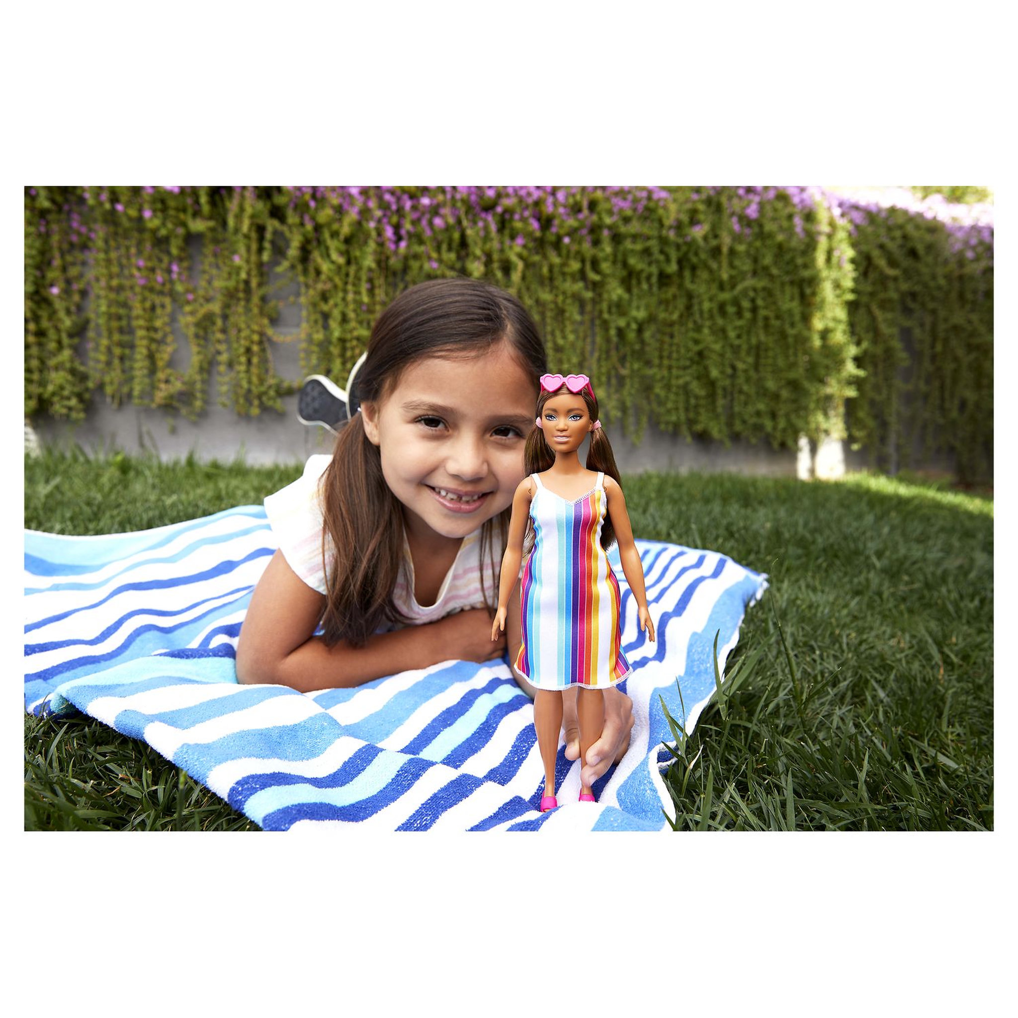 Voir la diapositive 6 : BARBIE Poupée Barbie Aime les océans - Robe rayures arc-en-ciel