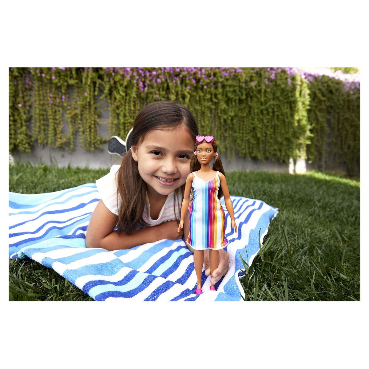 BARBIE Poupée Barbie Aime les océans - Robe rayures arc-en-ciel