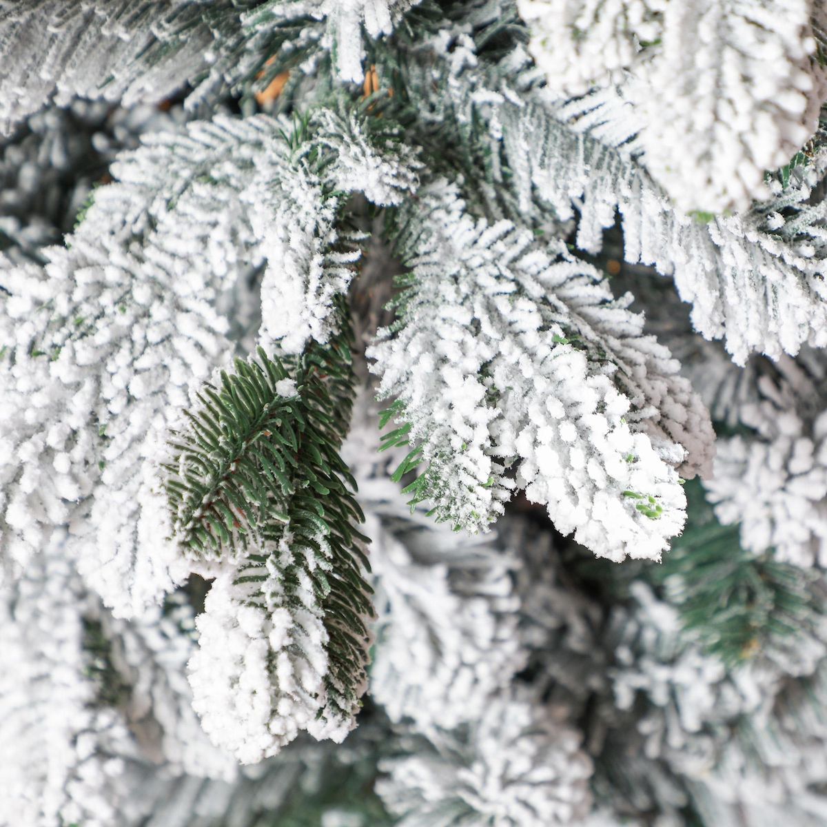 HOMCOM Sapin de Noël artificiel H.180 cm 1489 branches enneigées 33 pommes de pin métal PVC PE vert blanc