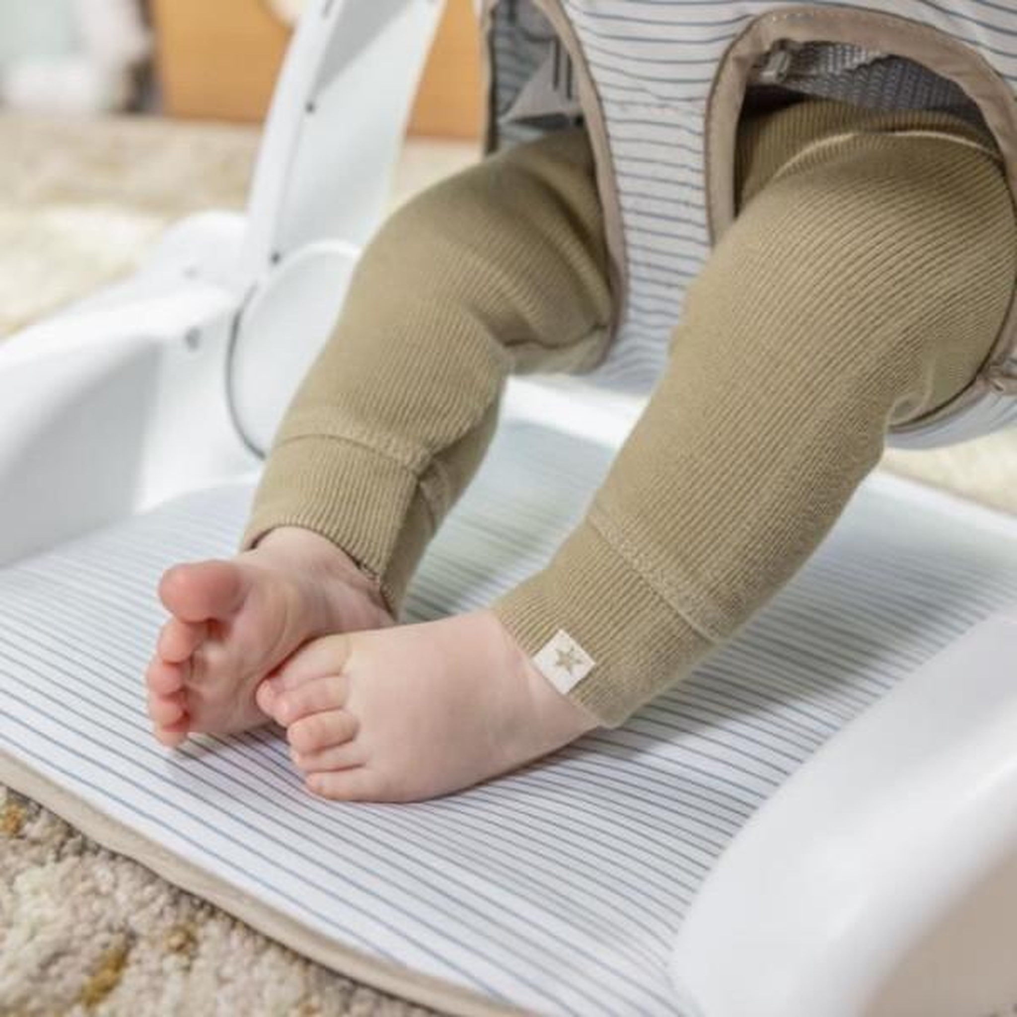 Voir la diapositive 4 : MARKET24 INGENUITY Siege bébé d'apprentissage -Casi le zebre- apporte support a bébé, 3 positions de siege, tablette d'activités