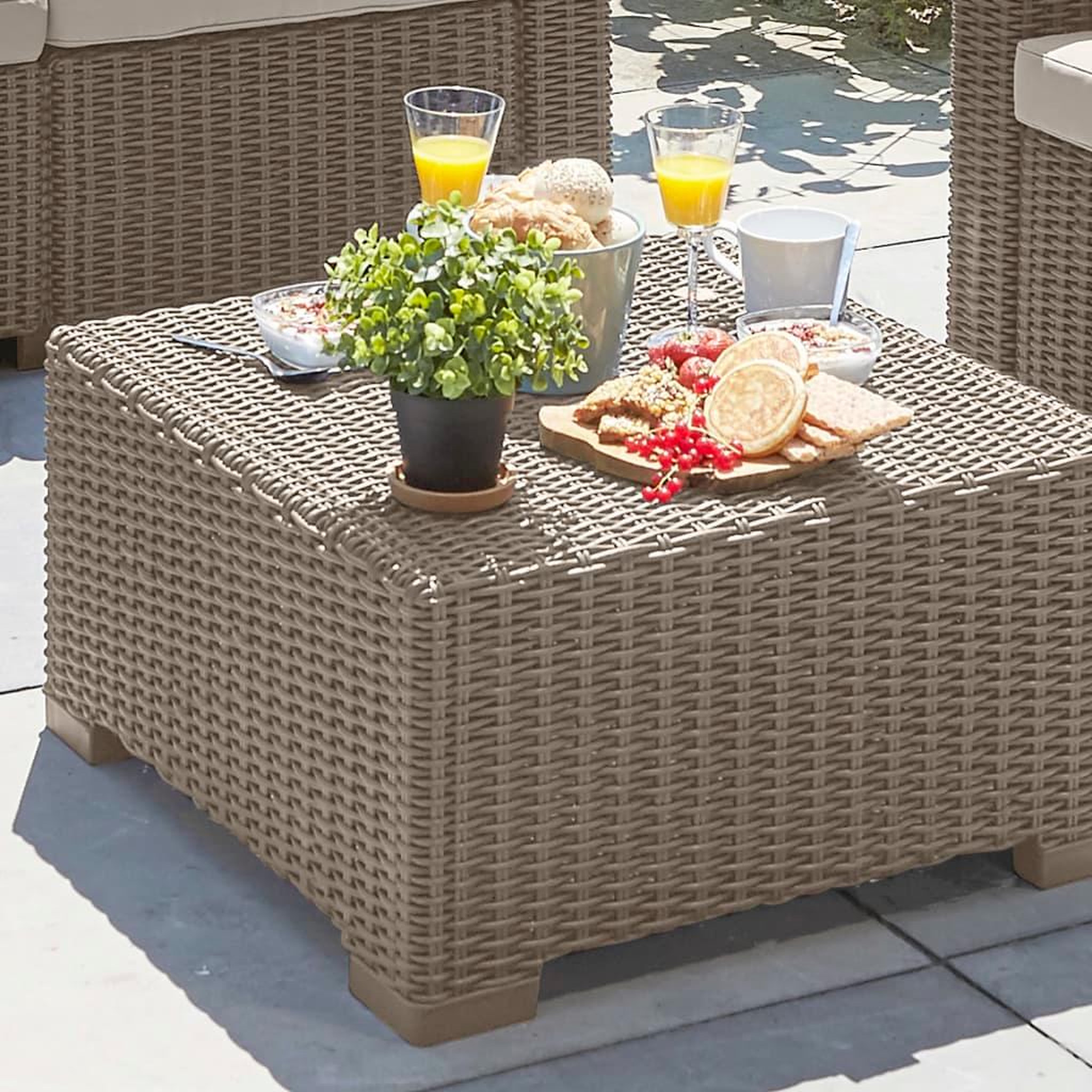 Voir la diapositive 4 : Keter Keter Table d'exterieur California Cappuccino 198074