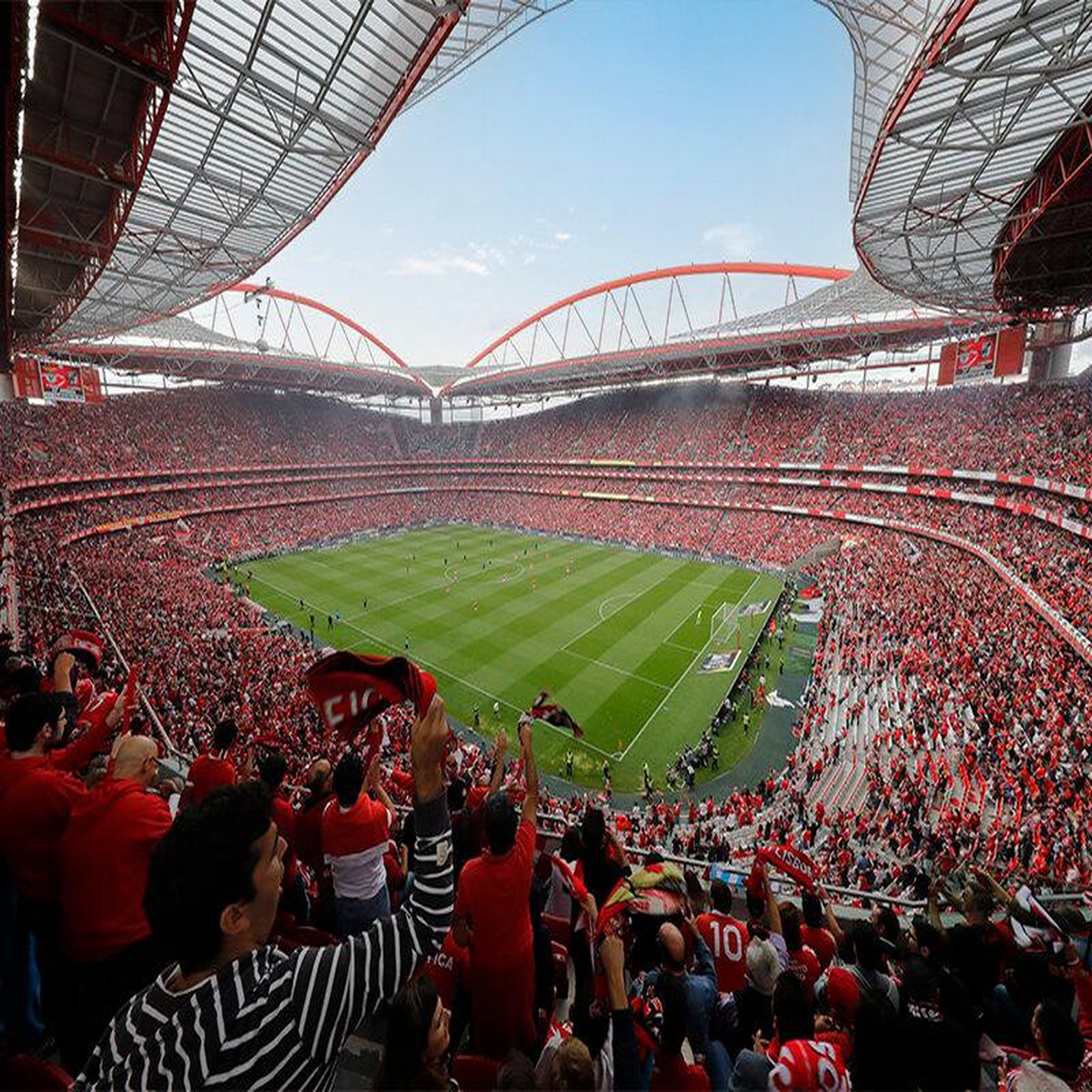 Voir la diapositive 2 : Smartbox Passion football : visite du stade de Luz du Benfica Lisbonne avec écharpe du club - Coffret Cadeau Sport & Aventure