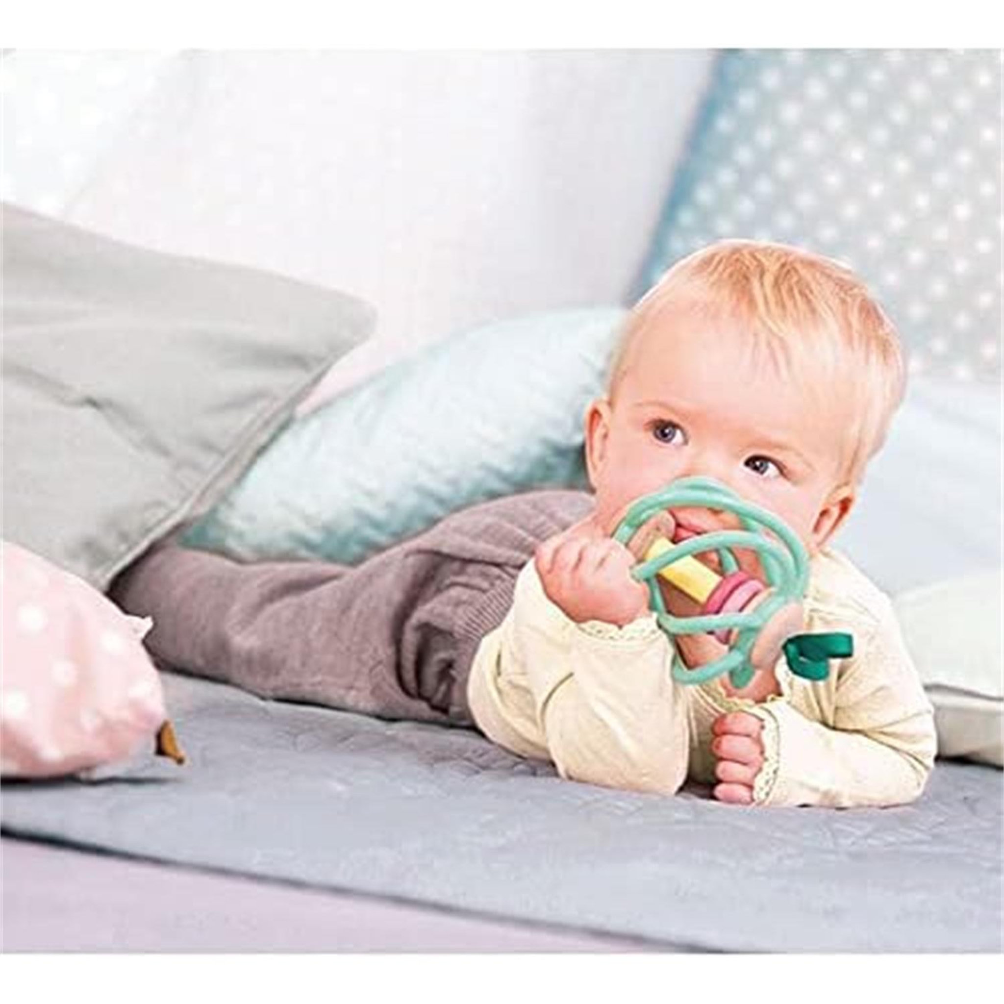 Voir la diapositive 4 : Hape Hochet pomme silicone et bois