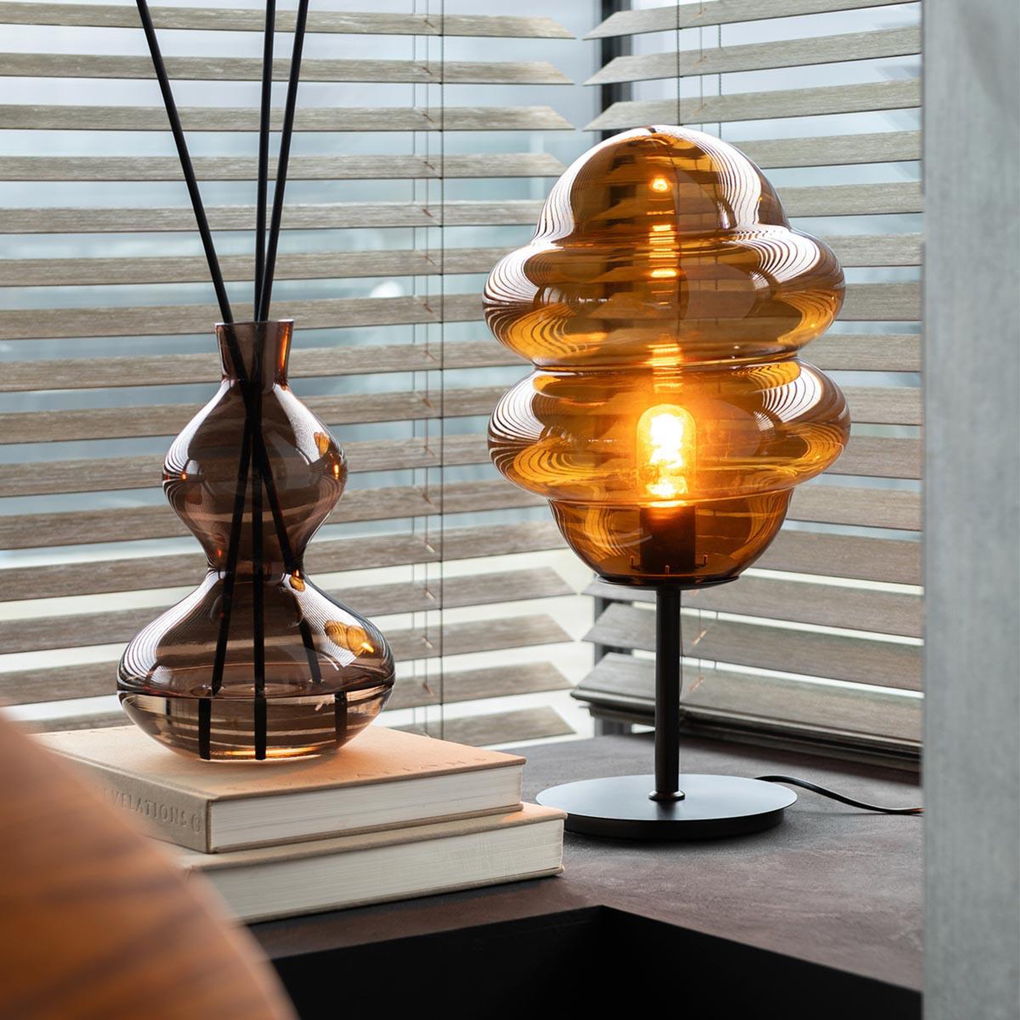 Voir la diapositive 4 : J-LINE Lampe à poser en verre  cuillere miel  52cm marron