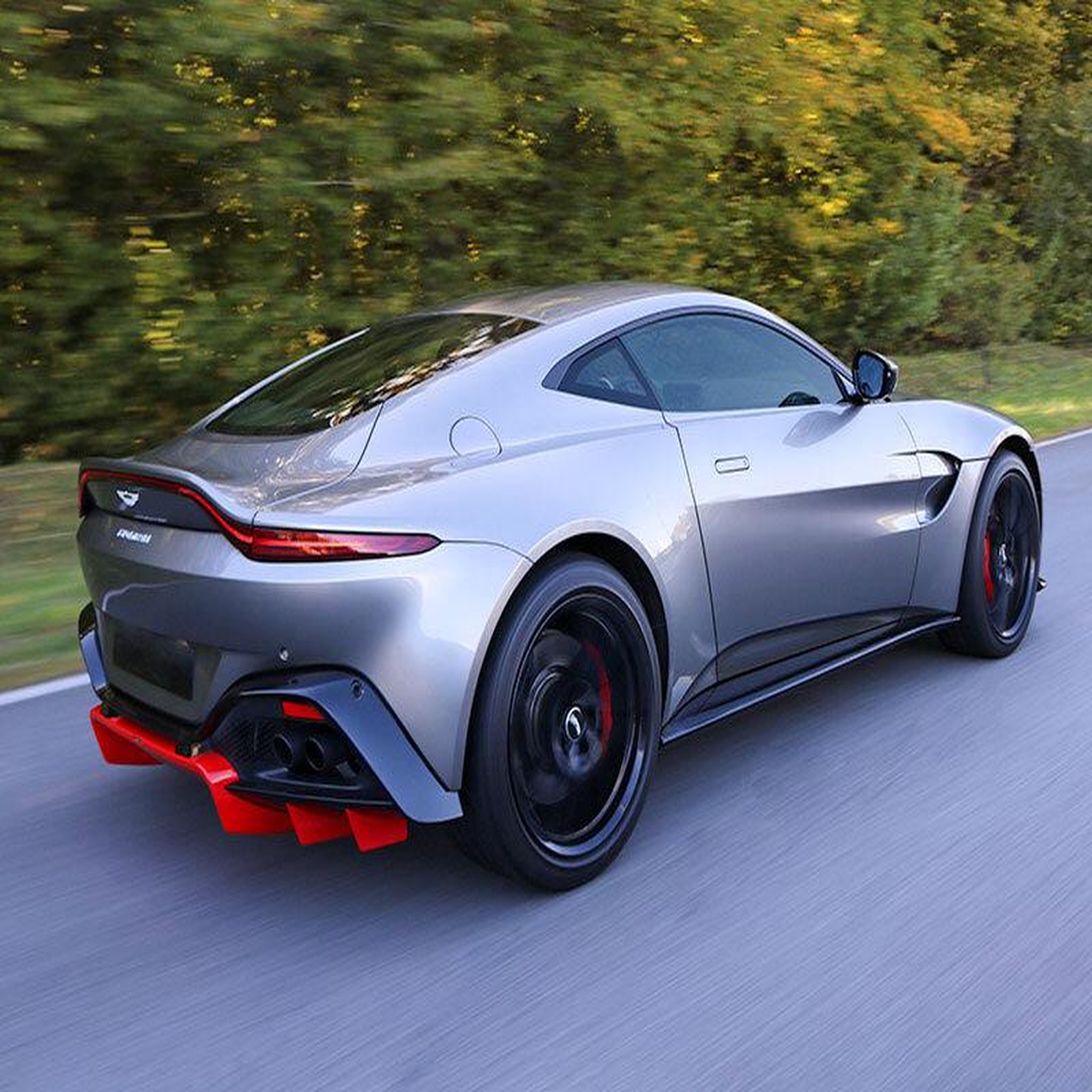Voir la diapositive 4 : Smartbox Stage de pilotage multivolant : 2 tours en Aston Martin Vantage et 2 tours en Audi R8 sur le circuit de Lohéac - Coffret Cadeau Sport & Aventure