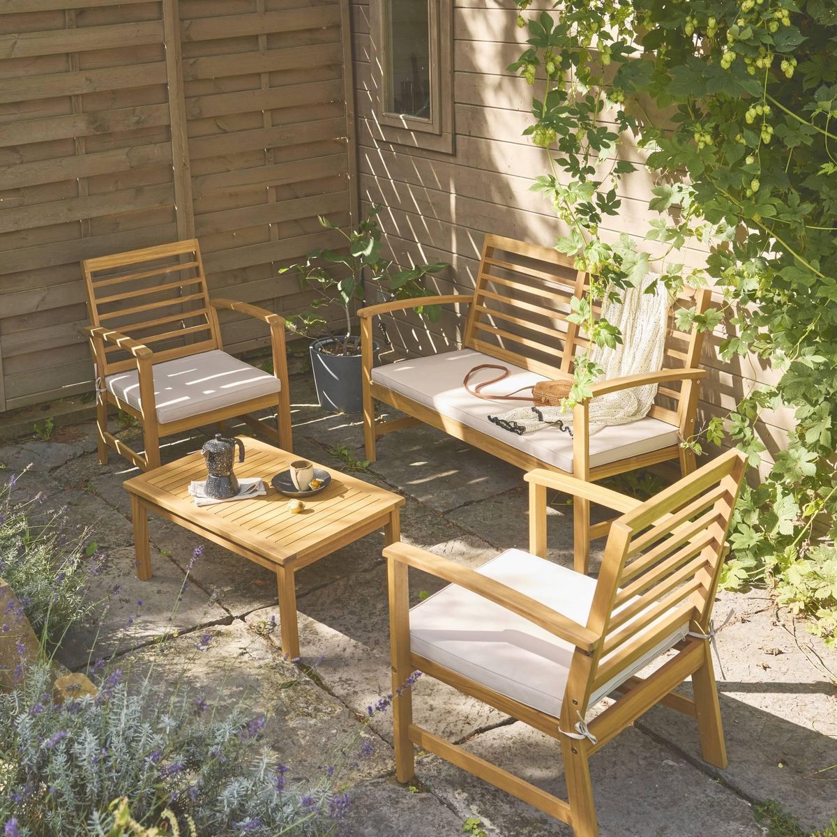 SWEEEK Salon de jardin CHLOE en bois d'acacia 4 places, avec coussins en polyester, un canapé, une table, deux fauteuils
