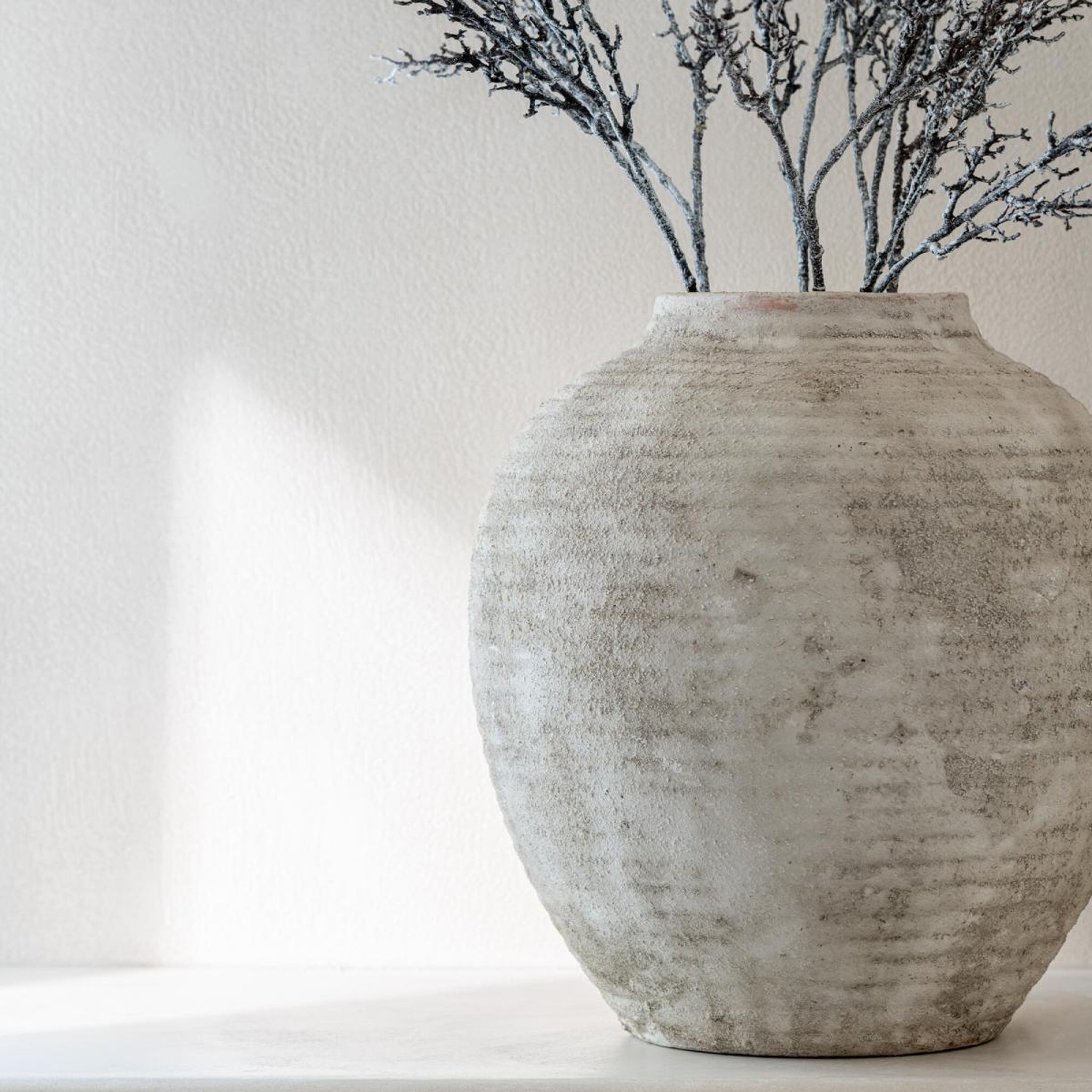 Voir la diapositive 3 : J-LINE Vase design jarre  agora  50cm beige