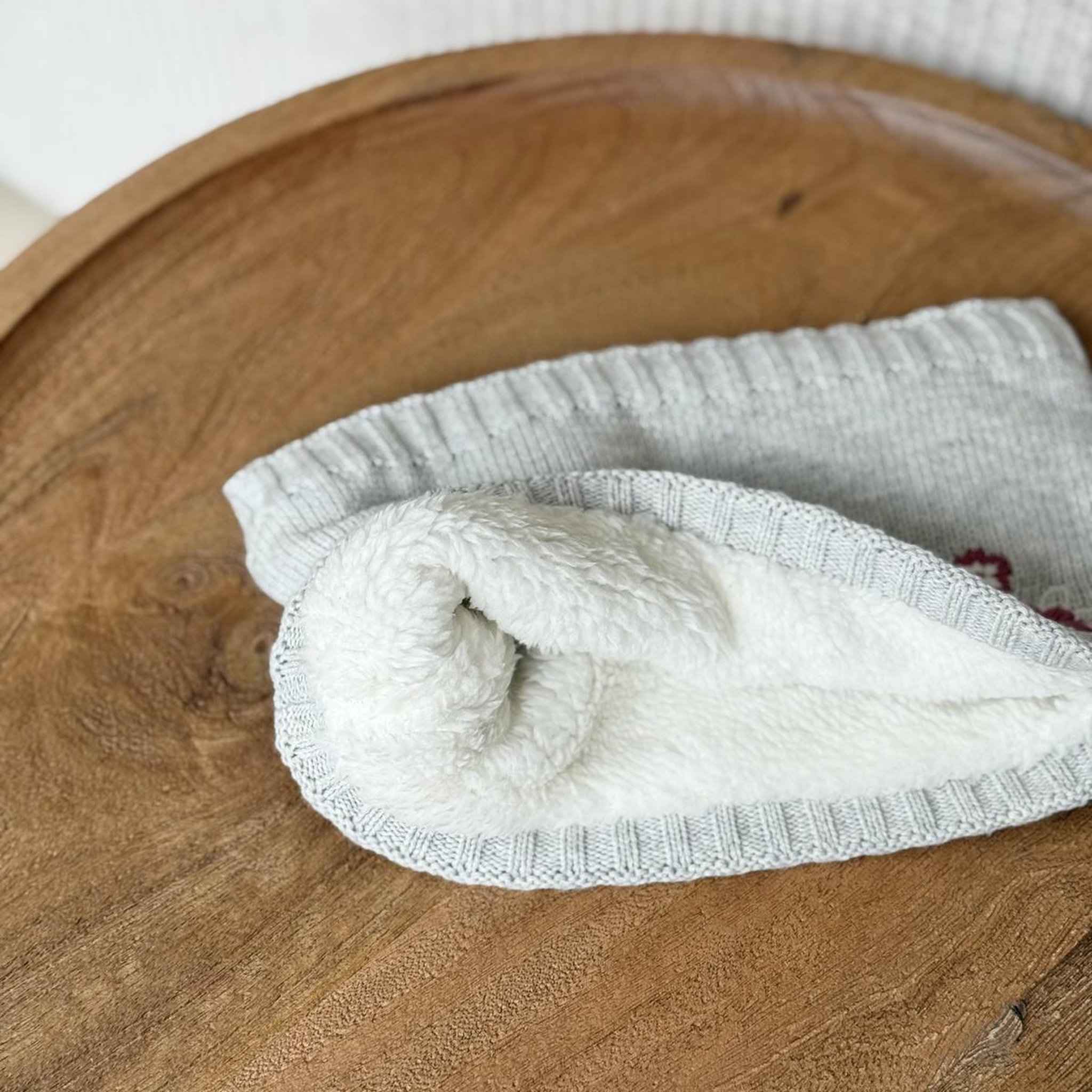 Voir la diapositive 5 : Petit Béguin Cache cou enfant en tricot esmée