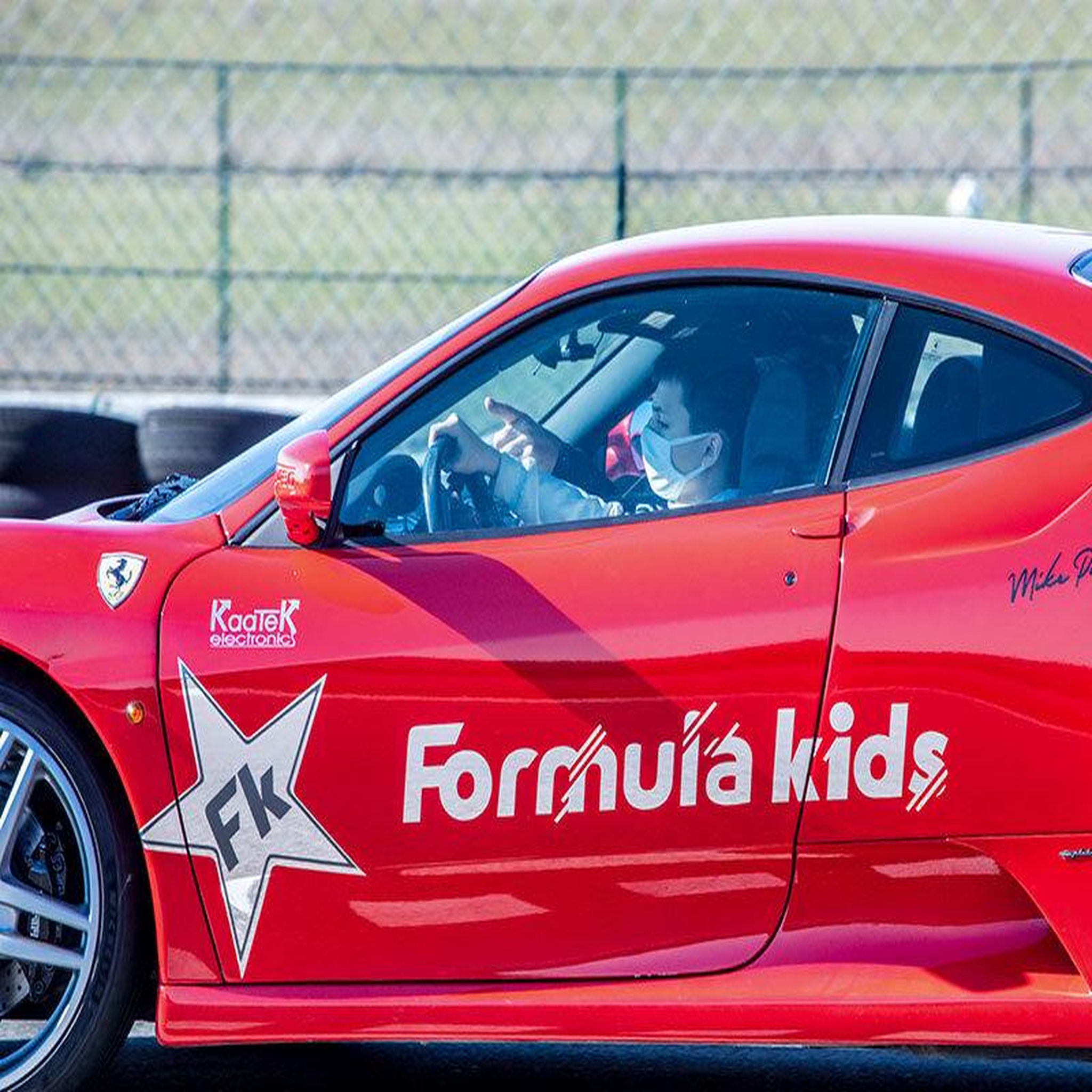 Voir la diapositive 2 : Smartbox Stage pilotage enfant : 3 tours de circuit au volant d'une ferrari f430 - coffret cadeau sport & aventure