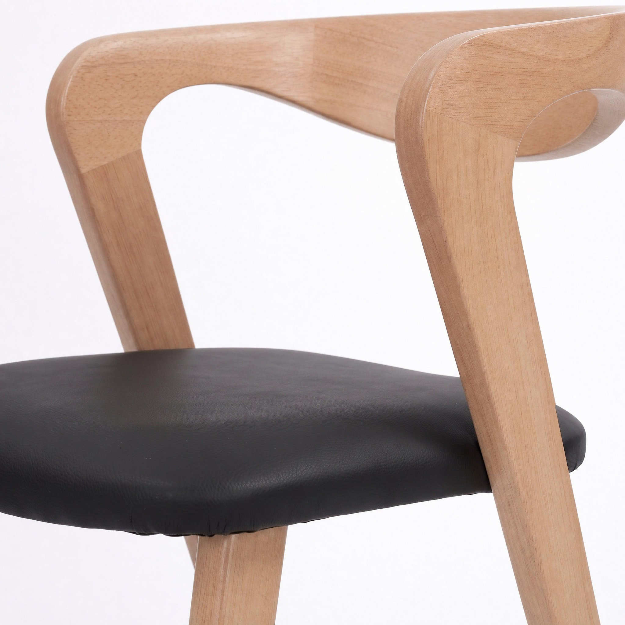 Voir la diapositive 3 : MAISON PAVANE Chaise en bois d'hévéa blond et cuir synthétique noir-Vega