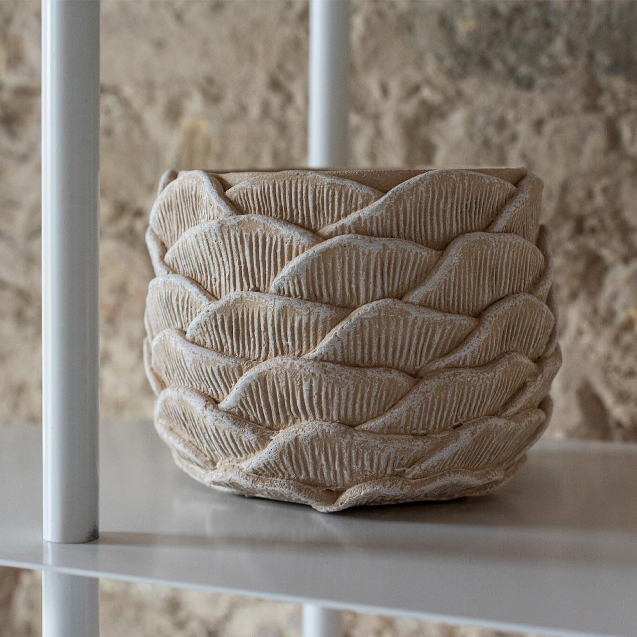 Voir la diapositive 4 : J-LINE Cache-Pot Relief en Ciment  Fungo  26cm Beige