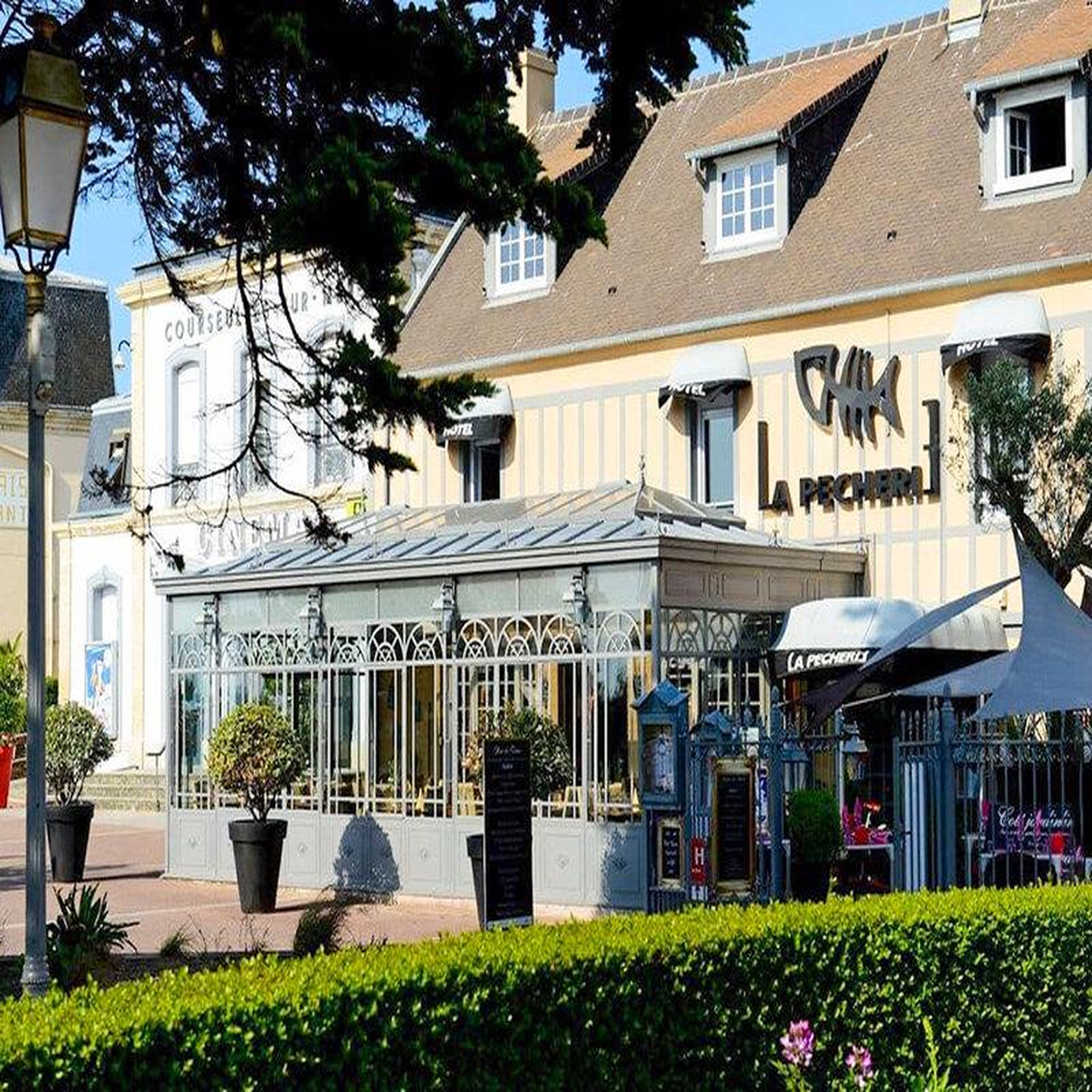 Voir la diapositive 2 : Smartbox 2 jours romantiques avec dîner dans un hôtel en bord de mer près de caen - coffret cadeau séjour