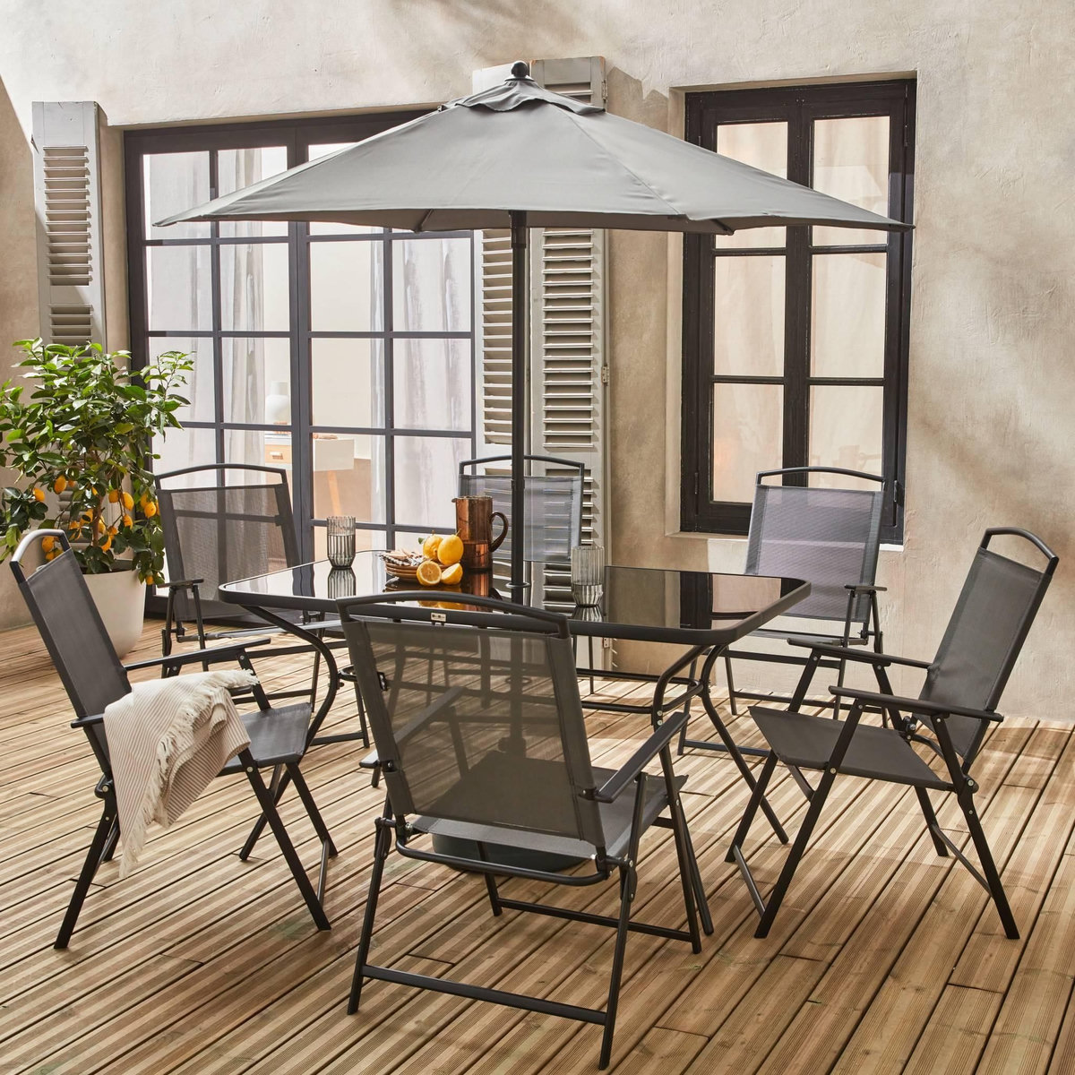 SWEEEK Table de jardin acier avec parasol + 6 assises. anthracite. structure acier avec revêtement anti rouille