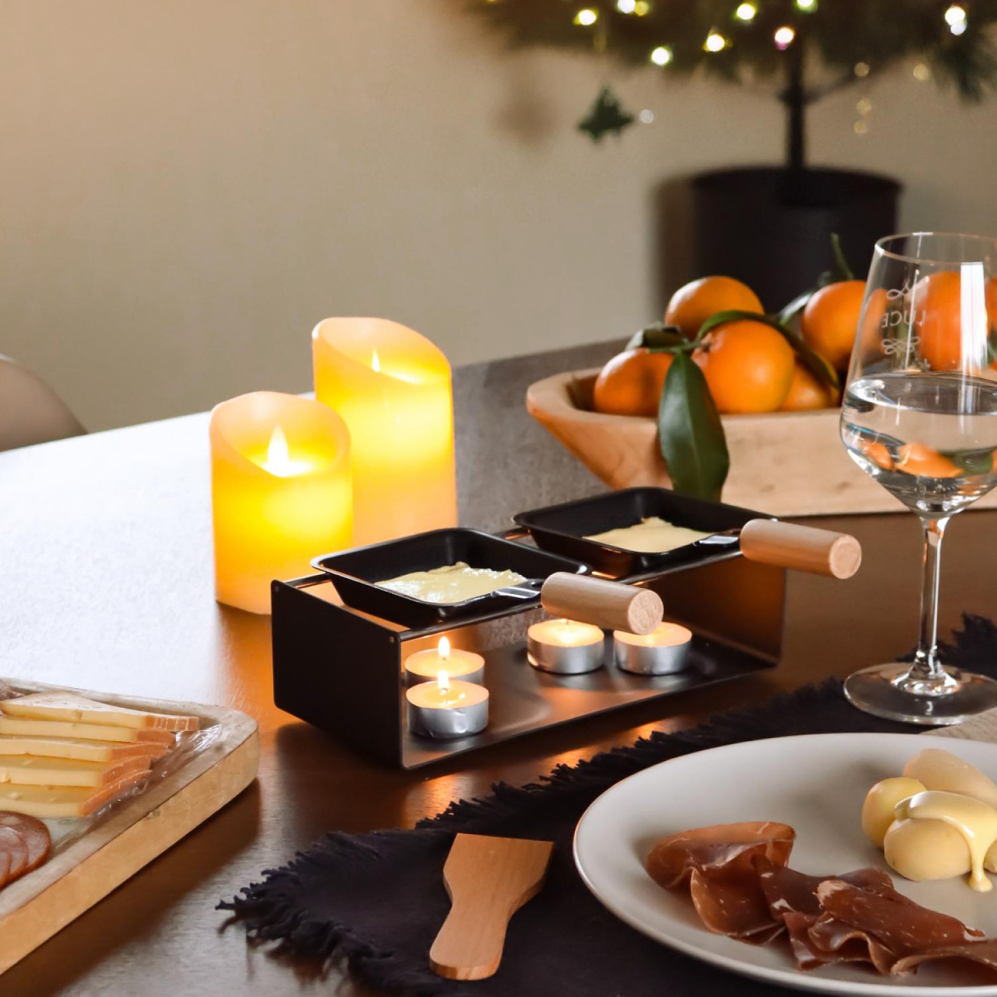 Voir la diapositive 2 : LINXOR Appareil à raclette à la bougie en métal, spatules et bougies incluses - 2 personnes