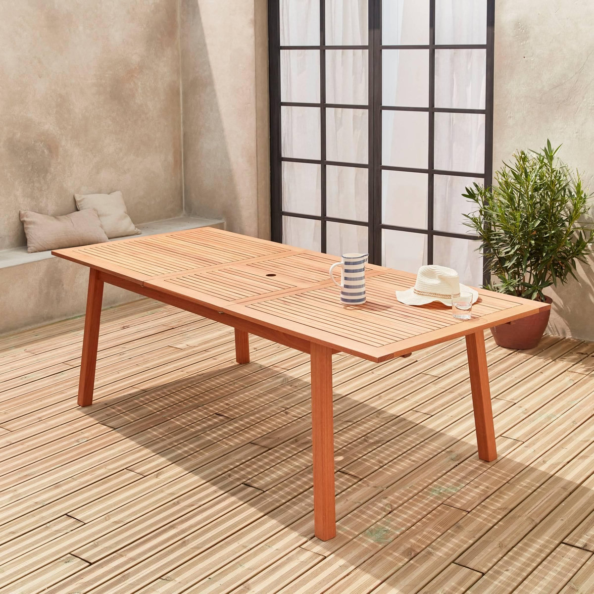 SWEEEK Table de jardin en bois 180-240cm - Almeria - Grande table rectangulaire avec rallonge eucalyptus. Intérieur / Extérieur