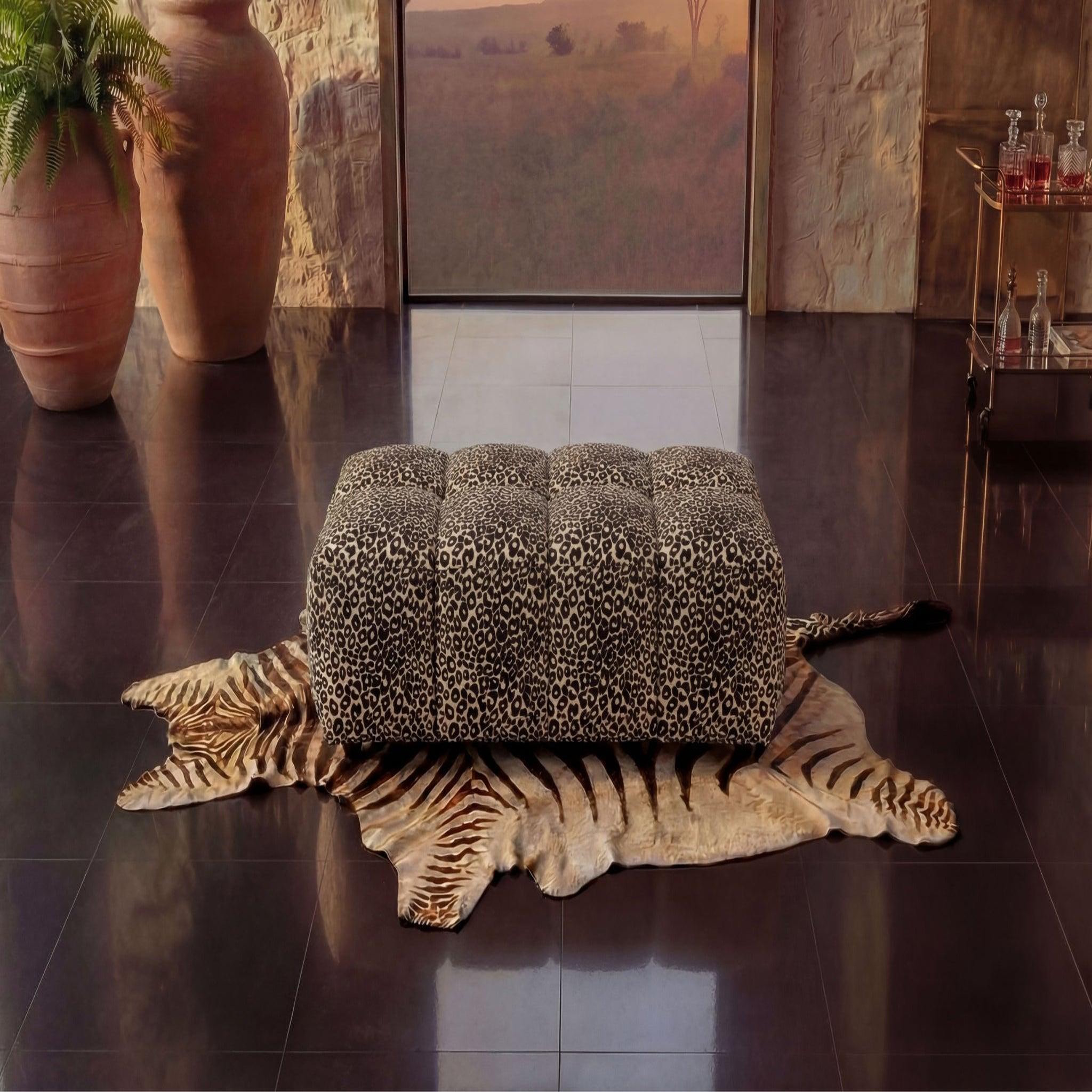 Voir la diapositive 5 : CASANOVA PARIS Alexia - pouf en tissu imprimé animalier 120x60x40