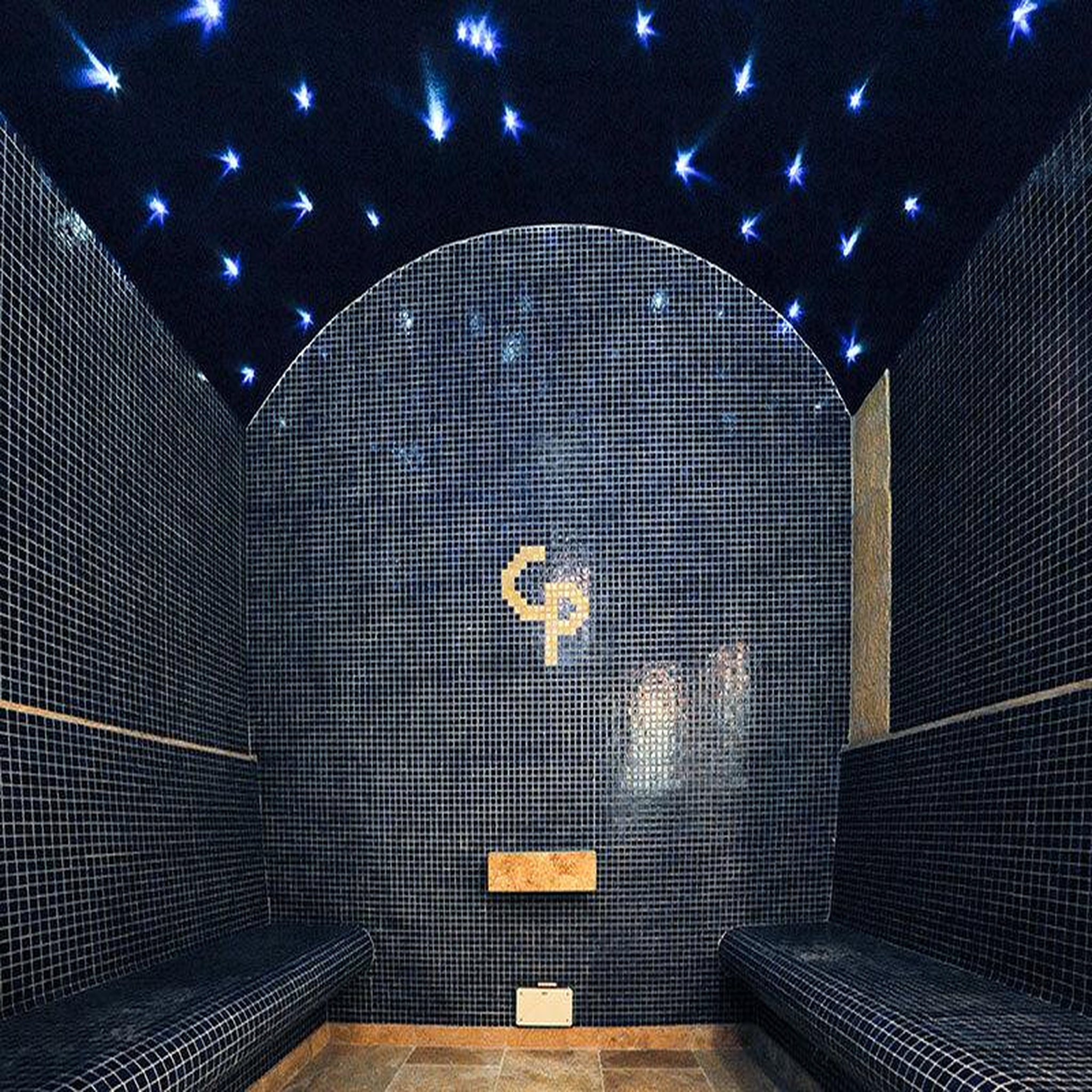 Voir la diapositive 2 : Smartbox 3 jours avec accès au spa et vin pétillant dans un château 4* près de nîmes - coffret cadeau séjour